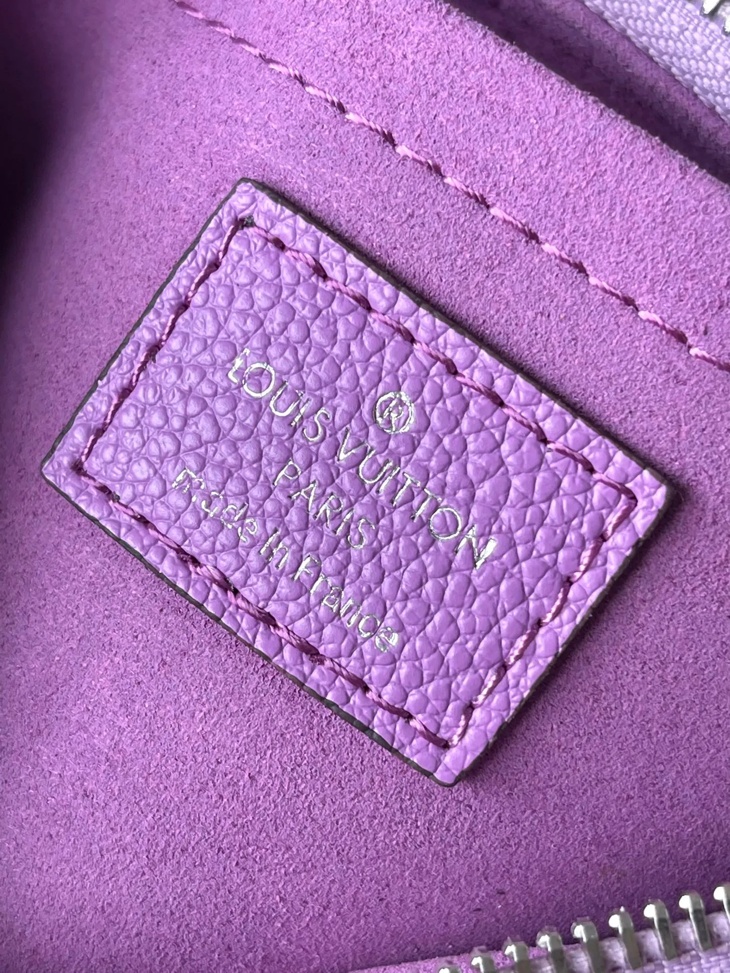 💰1300 (top layer leather) top original order M20998 The purple Marellini handbag uses the iconic Epi leather, integrating the smart elements of the Marelle handbag into a more compact configuration. The round coin purse can be removed at will and fixed to the bag's mirror-studded front patch pocket via a chain. Dimensions: 19×13.5×6.5 cm