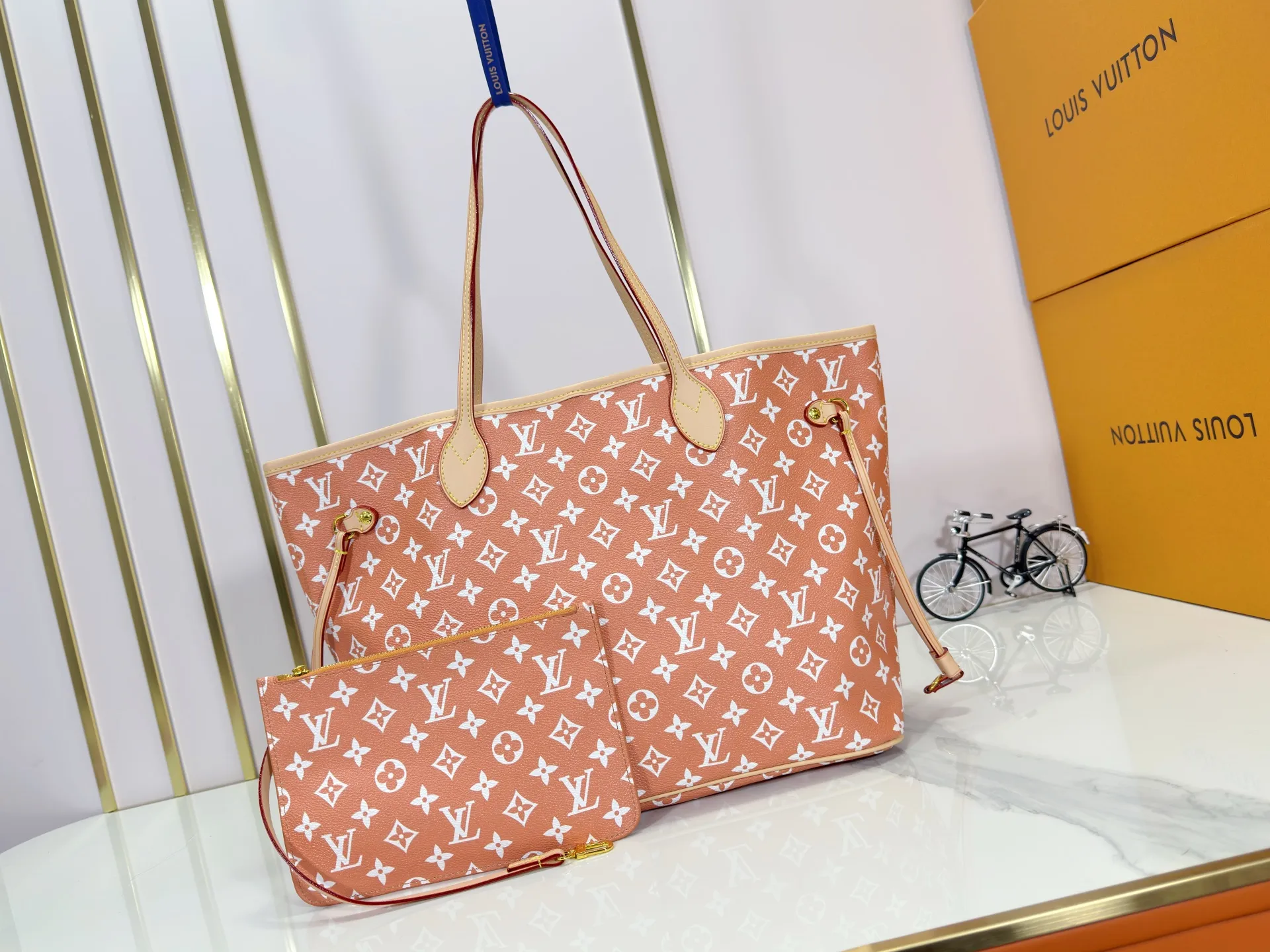 P280 Upgraded Original M40995 The legendary Neverfull bag always meets your every handbag need. It has a large capacity but is not bulky. It is stiff and soft to the touch, making it suitable for home and travel. Tighten the side ties and it instantly transforms into a stylish urban handbag. Loosen the straps and it transforms into a chic and practical handbag. The slender leather handle can be carried over the shoulder or between the arms. The model shown here is made of Damier Ebène canvas. Dimensions: 31.0 x 28.0 x 14.0 cm