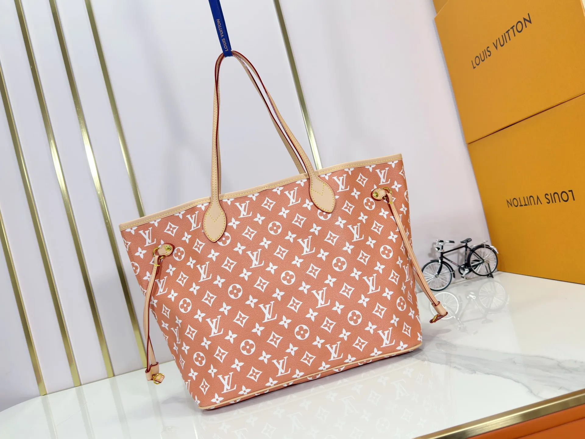 P280 Upgraded Original M40995 The legendary Neverfull bag always meets your every handbag need. It has a large capacity but is not bulky. It is stiff and soft to the touch, making it suitable for home and travel. Tighten the side ties and it instantly transforms into a stylish urban handbag. Loosen the straps and it transforms into a chic and practical handbag. The slender leather handle can be carried over the shoulder or between the arms. The model shown here is made of Damier Ebène canvas. Dimensions: 31.0 x 28.0 x 14.0 cm