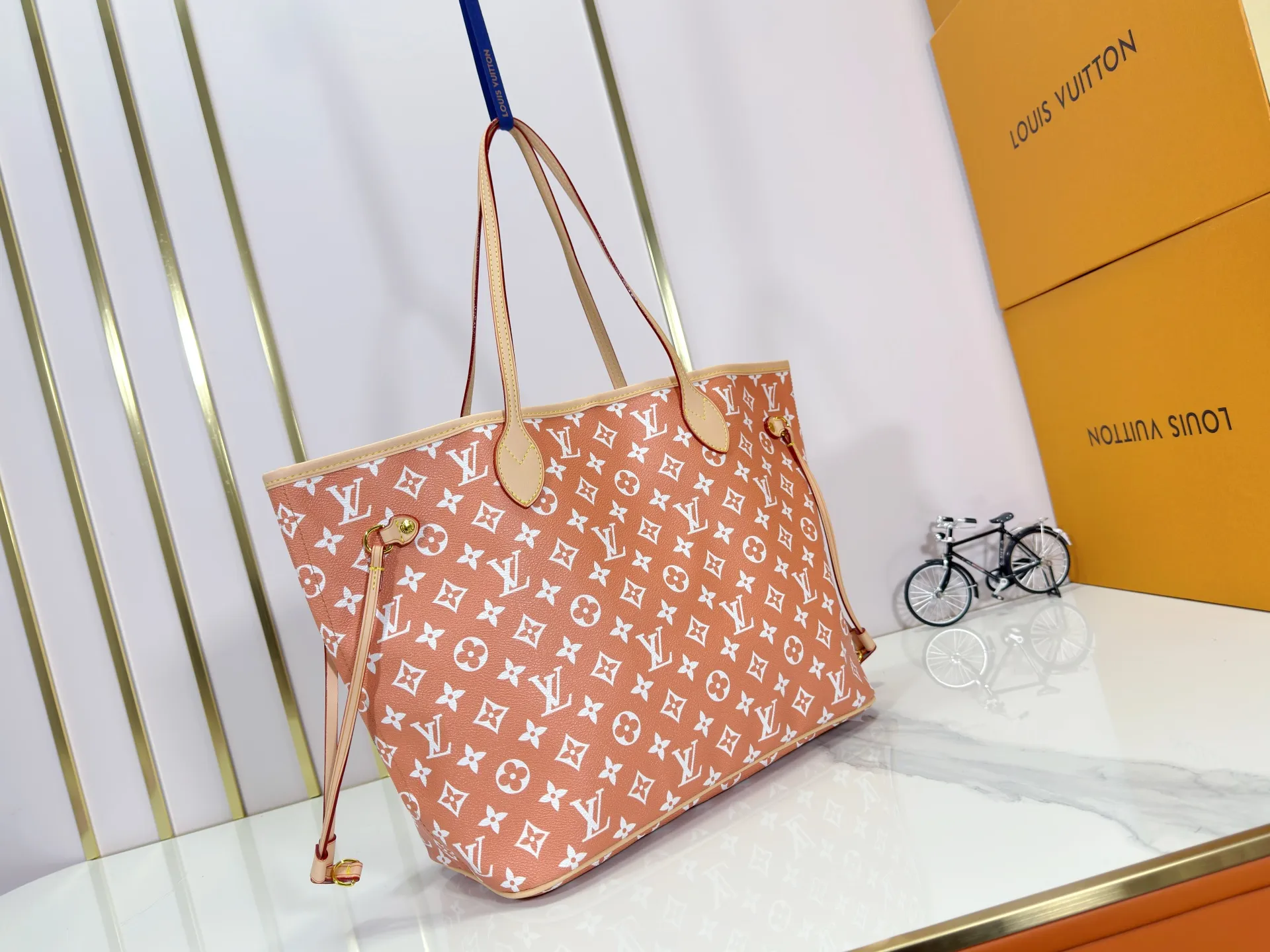 P280 Upgraded Original M40995 The legendary Neverfull bag always meets your every handbag need. It has a large capacity but is not bulky. It is stiff and soft to the touch, making it suitable for home and travel. Tighten the side ties and it instantly transforms into a stylish urban handbag. Loosen the straps and it transforms into a chic and practical handbag. The slender leather handle can be carried over the shoulder or between the arms. The model shown here is made of Damier Ebène canvas. Dimensions: 31.0 x 28.0 x 14.0 cm