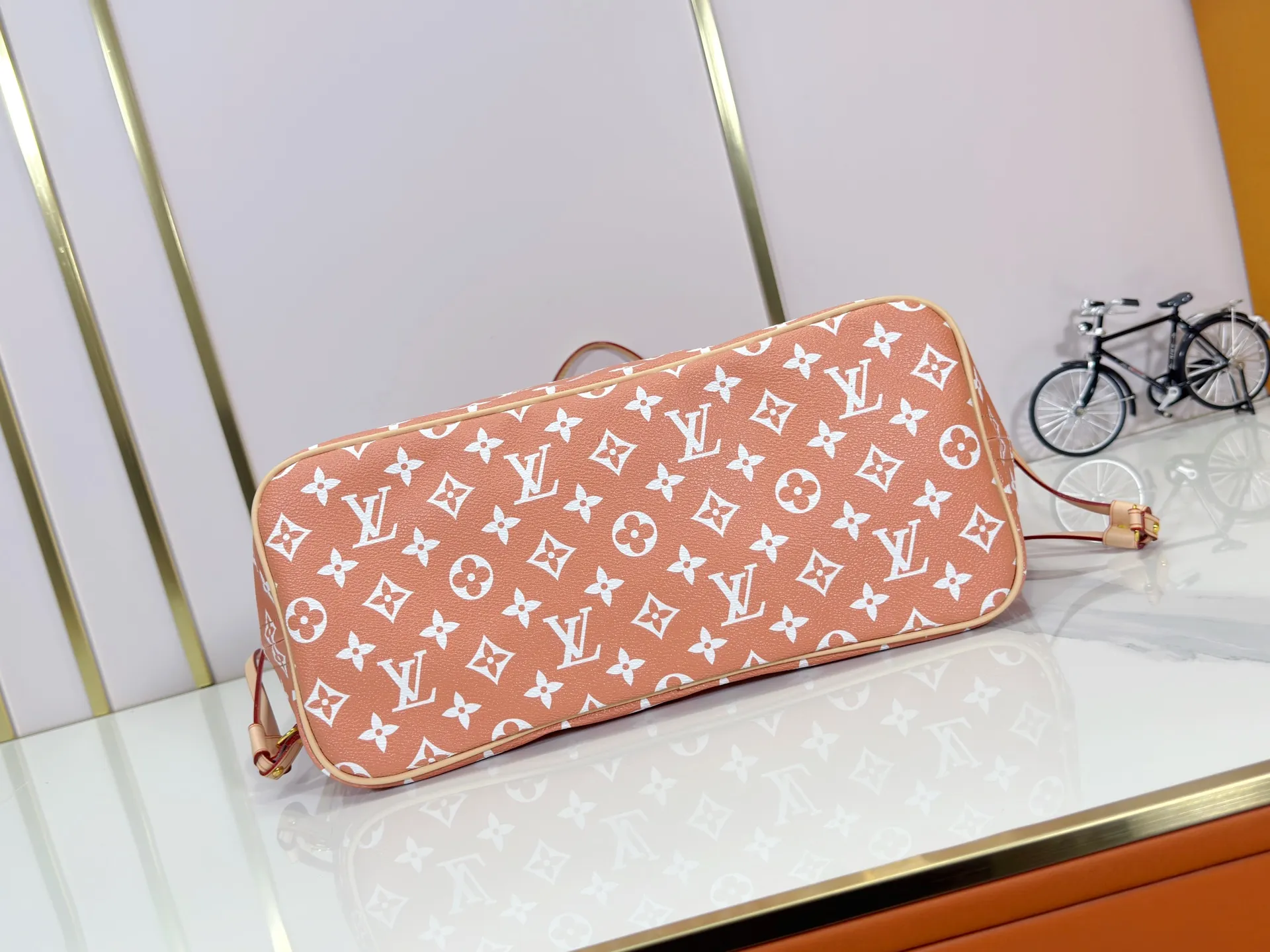 P280 Upgraded Original M40995 The legendary Neverfull bag always meets your every handbag need. It has a large capacity but is not bulky. It is stiff and soft to the touch, making it suitable for home and travel. Tighten the side ties and it instantly transforms into a stylish urban handbag. Loosen the straps and it transforms into a chic and practical handbag. The slender leather handle can be carried over the shoulder or between the arms. The model shown here is made of Damier Ebène canvas. Dimensions: 31.0 x 28.0 x 14.0 cm