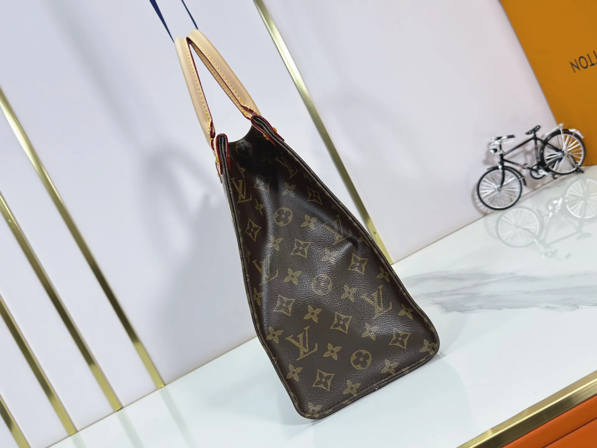 P260 Upgraded original version M01898 M01900 M01922 M45039 M45571 This OnTheGo medium handbag is made of Monogram canvas to achieve a "two-in-one" design. Customized elements of the Mon Monogram series can be added at will to interpret exclusive fashion with individuality and ingenuity. The Toron handle and shoulder strap allow for a variety of carrying options, making it ideal for business or shopping. Dimensions: 35.0 x 27.0 x 14.0 cm (length x height x width)