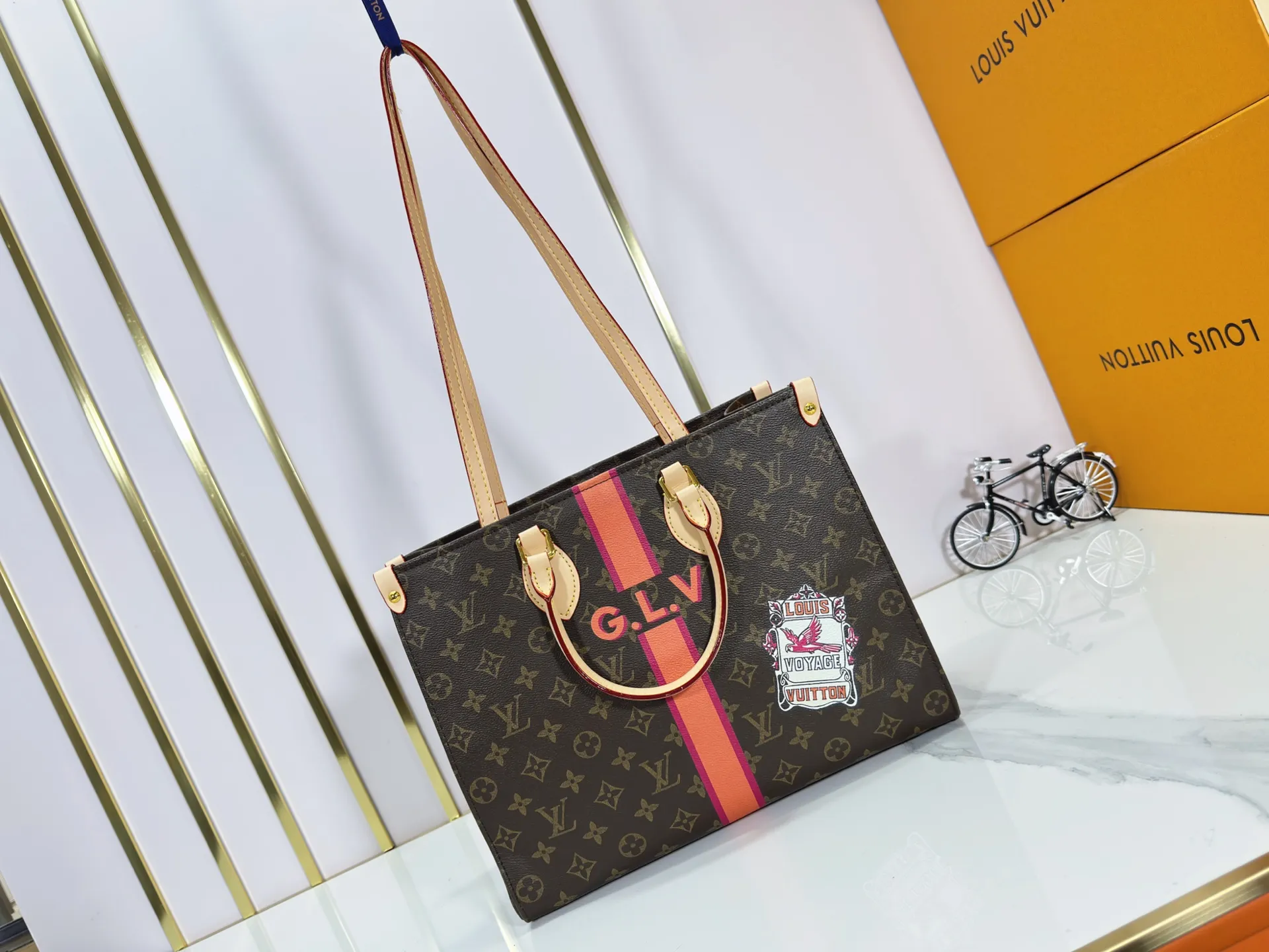 P260 Upgraded original version M01898 M01900 M01922 M45039 M45571 This OnTheGo medium handbag is made of Monogram canvas to achieve a "two-in-one" design. Customized elements of the Mon Monogram series can be added at will to interpret exclusive fashion with individuality and ingenuity. The Toron handle and shoulder strap allow for a variety of carrying options, making it ideal for business or shopping. Dimensions: 35.0 x 27.0 x 14.0 cm (length x height x width)