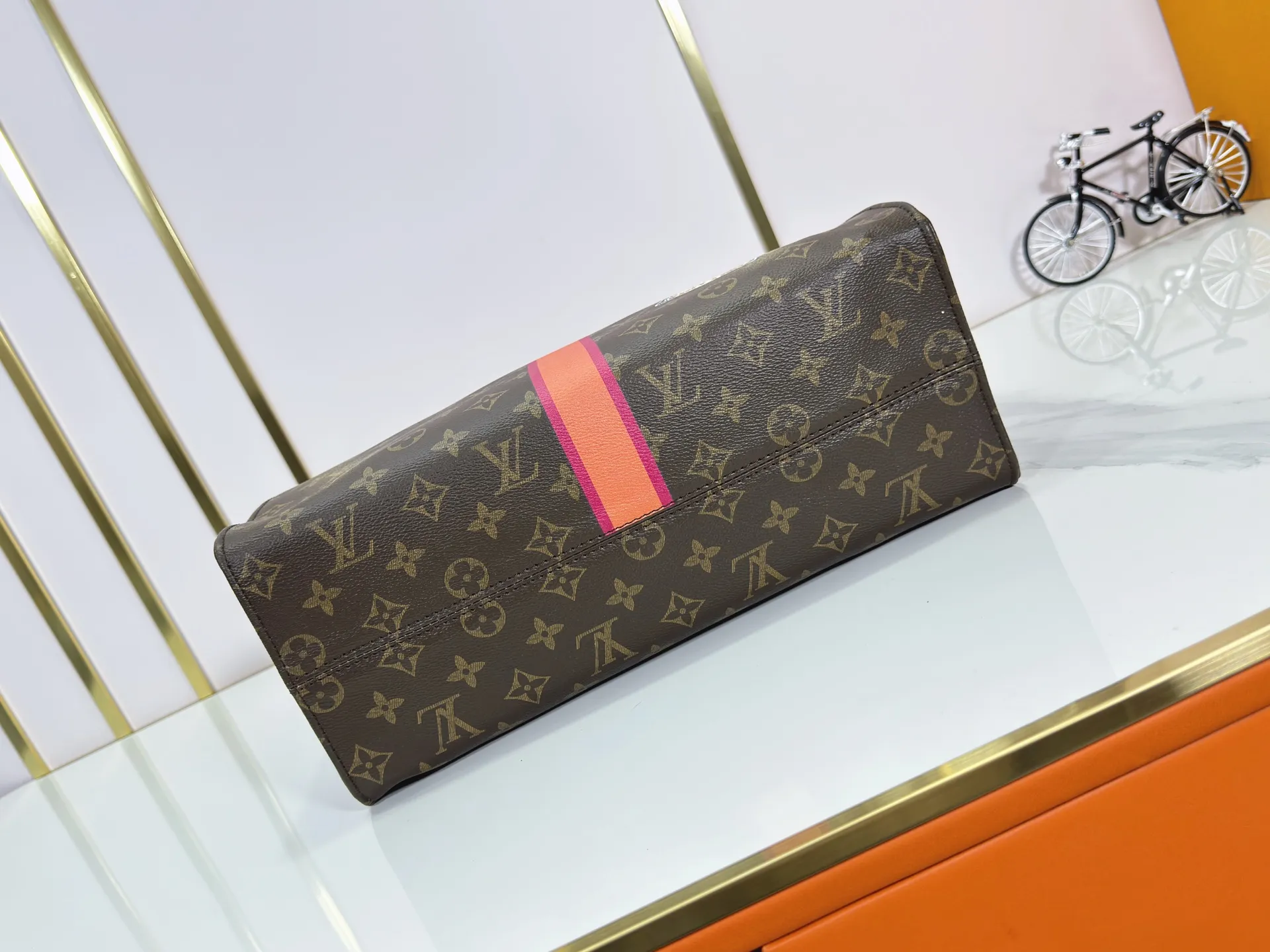 P260 Upgraded original version M01898 M01900 M01922 M45039 M45571 This OnTheGo medium handbag is made of Monogram canvas to achieve a "two-in-one" design. Customized elements of the Mon Monogram series can be added at will to interpret exclusive fashion with individuality and ingenuity. The Toron handle and shoulder strap allow for a variety of carrying options, making it ideal for business or shopping. Dimensions: 35.0 x 27.0 x 14.0 cm (length x height x width)