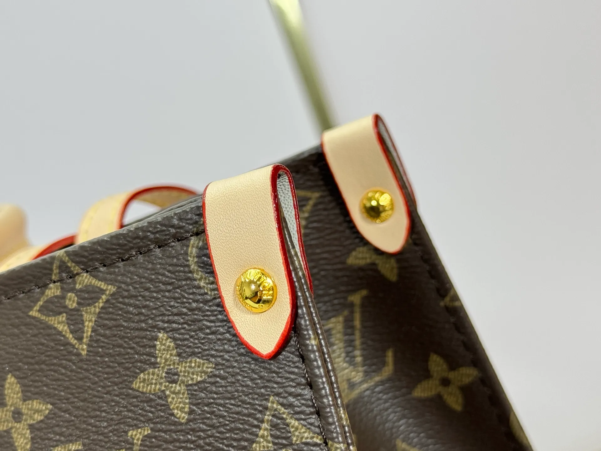 P260 Upgraded original version M01898 M01900 M01922 M45039 M45571 This OnTheGo medium handbag is made of Monogram canvas to achieve a "two-in-one" design. Customized elements of the Mon Monogram series can be added at will to interpret exclusive fashion with individuality and ingenuity. The Toron handle and shoulder strap allow for a variety of carrying options, making it ideal for business or shopping. Dimensions: 35.0 x 27.0 x 14.0 cm (length x height x width)