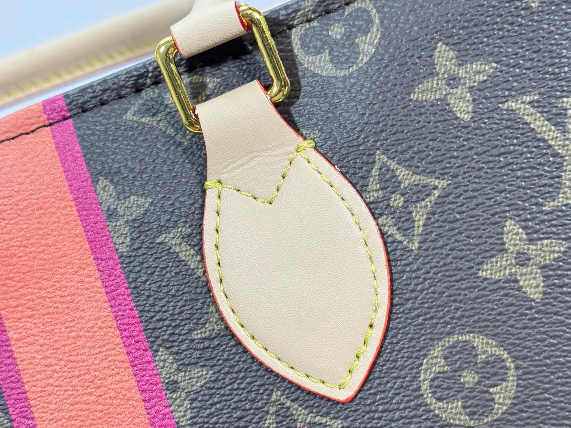 P260 Upgraded original version M01898 M01900 M01922 M45039 M45571 This OnTheGo medium handbag is made of Monogram canvas to achieve a "two-in-one" design. Customized elements of the Mon Monogram series can be added at will to interpret exclusive fashion with individuality and ingenuity. The Toron handle and shoulder strap allow for a variety of carrying options, making it ideal for business or shopping. Dimensions: 35.0 x 27.0 x 14.0 cm (length x height x width)