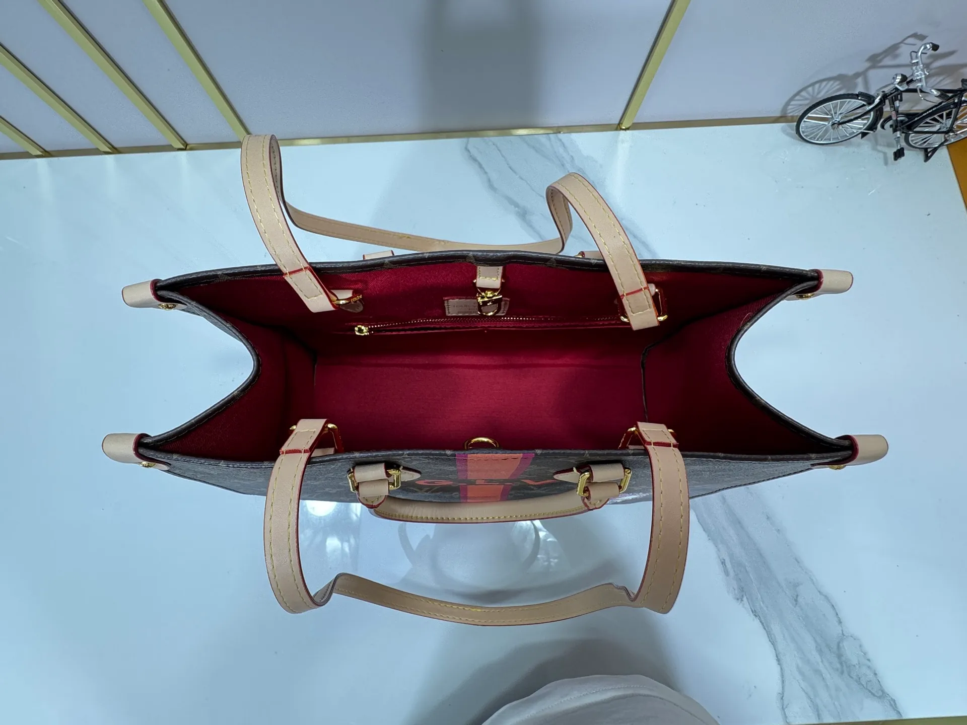P260 Upgraded original version M01898 M01900 M01922 M45039 M45571 This OnTheGo medium handbag is made of Monogram canvas to achieve a "two-in-one" design. Customized elements of the Mon Monogram series can be added at will to interpret exclusive fashion with individuality and ingenuity. The Toron handle and shoulder strap allow for a variety of carrying options, making it ideal for business or shopping. Dimensions: 35.0 x 27.0 x 14.0 cm (length x height x width)