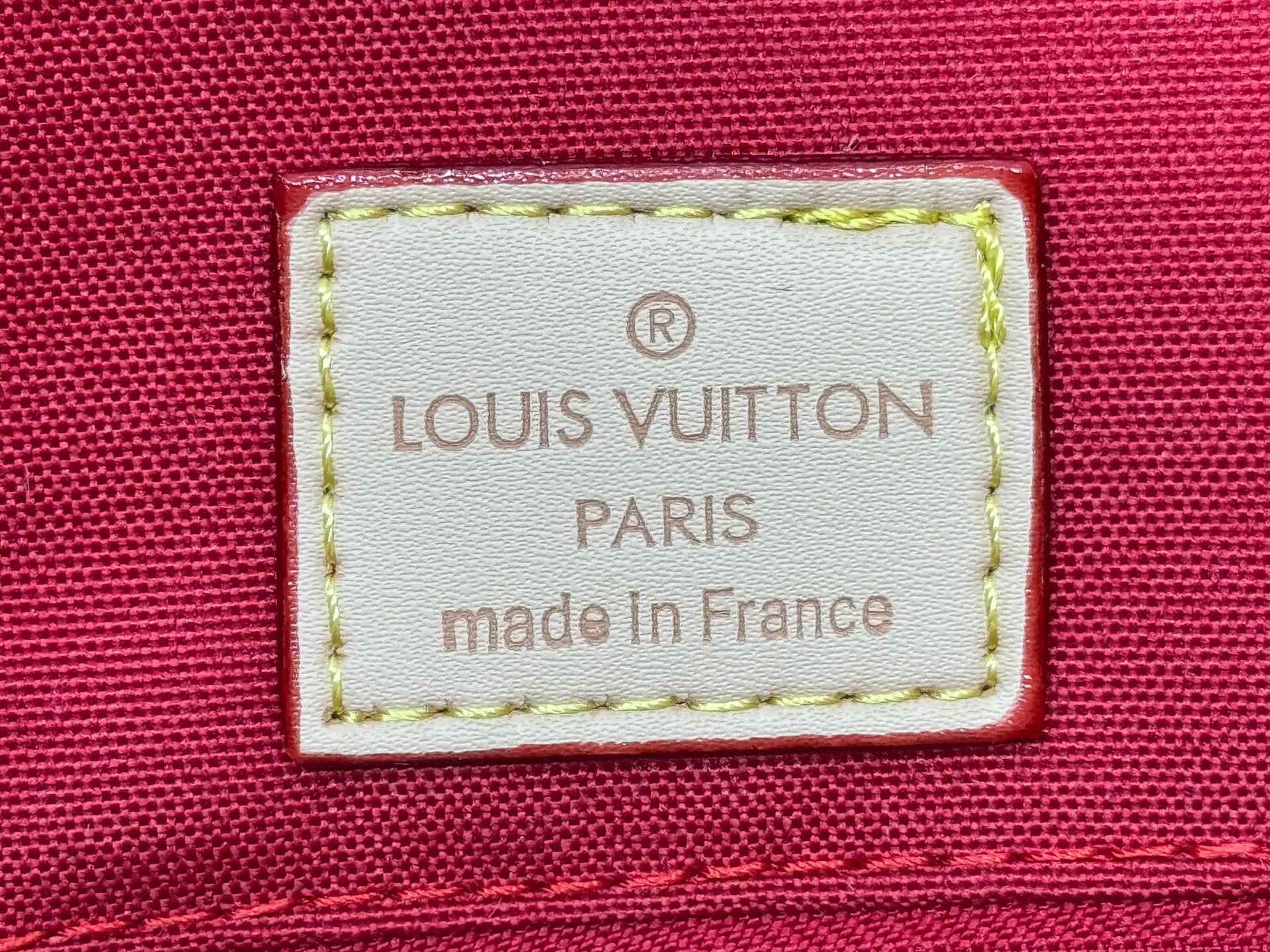 P260 Upgraded original version M01898 M01900 M01922 M45039 M45571 This OnTheGo medium handbag is made of Monogram canvas to achieve a "two-in-one" design. Customized elements of the Mon Monogram series can be added at will to interpret exclusive fashion with individuality and ingenuity. The Toron handle and shoulder strap allow for a variety of carrying options, making it ideal for business or shopping. Dimensions: 35.0 x 27.0 x 14.0 cm (length x height x width)