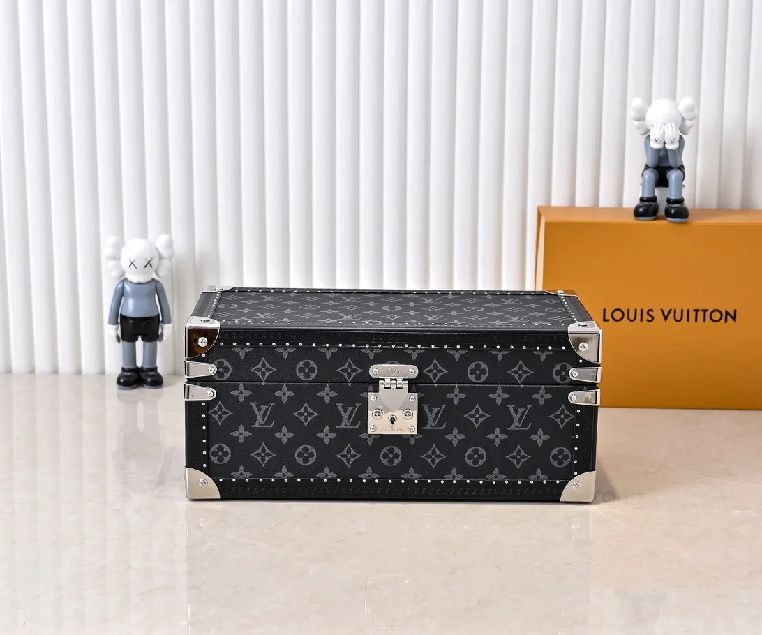 💰1240 Guangzhou top original M20209 treasure box [exclusive photo, upgraded original] can hold watches and jewelry. This treasure box is made of classic Monogram canvas. It is equipped with a removable tray to hide valuables.  -38.0*18.0cm✅ -Two storage layers✅ ​​-Partitioned in the middle. Can store valuables✅ -Push open the automatic pop-up lock✅ -Lined with velvet✅ -Silver metal/hardware✅ -Extreme workmanship, every detail is just right✅ -Purely handmade, every small nail is clearly in place,✅ LOUIS VUITTON hard box is like a treasure box that travels through history. Its sturdiness is a symbol of Louis Vuitton's traditional exquisite craftsmanship✅