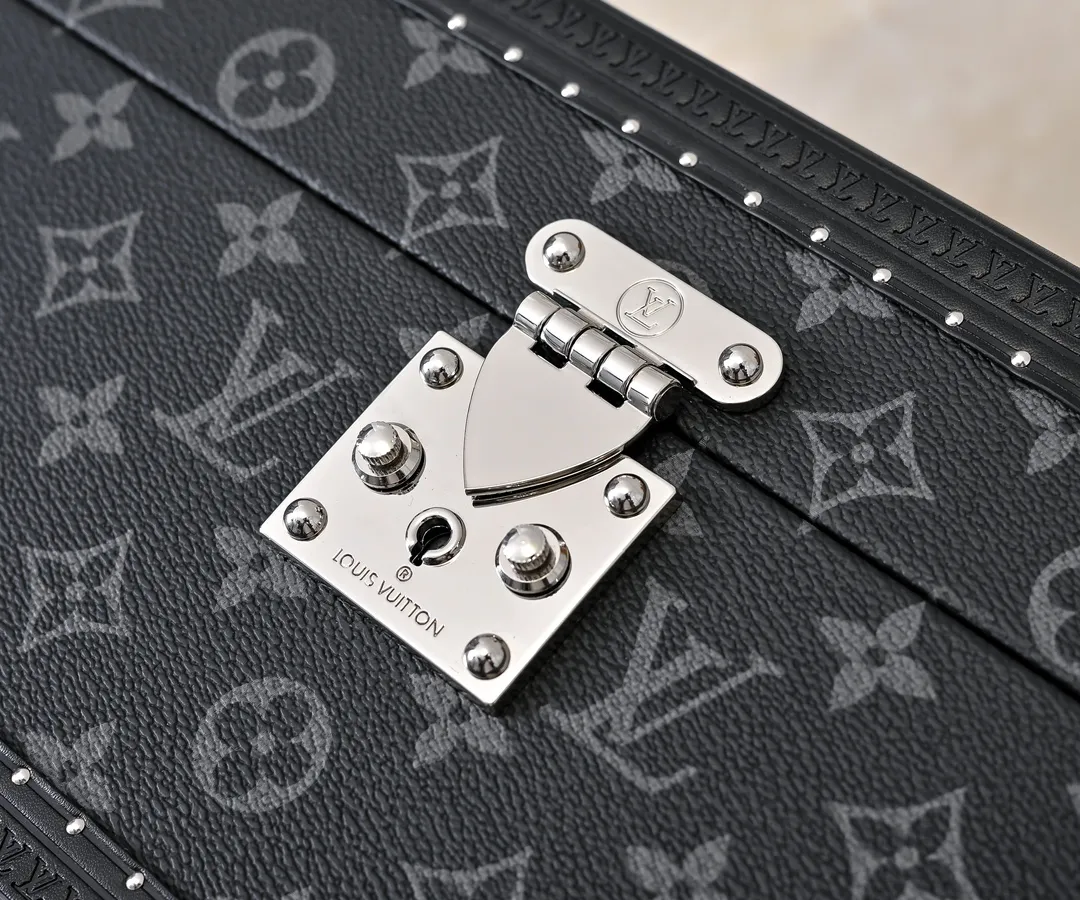💰1240 Guangzhou top original M20209 treasure box [exclusive photo, upgraded original] can hold watches and jewelry. This treasure box is made of classic Monogram canvas. It is equipped with a removable tray to hide valuables.  -38.0*18.0cm✅ -Two storage layers✅ ​​-Partitioned in the middle. Can store valuables✅ -Push open the automatic pop-up lock✅ -Lined with velvet✅ -Silver metal/hardware✅ -Extreme workmanship, every detail is just right✅ -Purely handmade, every small nail is clearly in place,✅ LOUIS VUITTON hard box is like a treasure box that travels through history. Its sturdiness is a symbol of Louis Vuitton's traditional exquisite craftsmanship✅