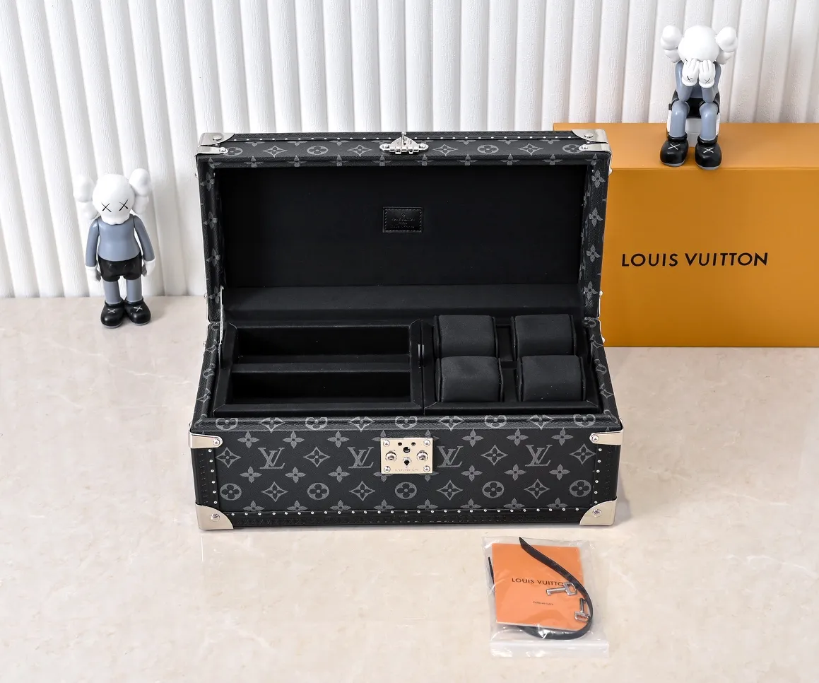 💰1240 Guangzhou top original M20209 treasure box [exclusive photo, upgraded original] can hold watches and jewelry. This treasure box is made of classic Monogram canvas. It is equipped with a removable tray to hide valuables.  -38.0*18.0cm✅ -Two storage layers✅ ​​-Partitioned in the middle. Can store valuables✅ -Push open the automatic pop-up lock✅ -Lined with velvet✅ -Silver metal/hardware✅ -Extreme workmanship, every detail is just right✅ -Purely handmade, every small nail is clearly in place,✅ LOUIS VUITTON hard box is like a treasure box that travels through history. Its sturdiness is a symbol of Louis Vuitton's traditional exquisite craftsmanship✅