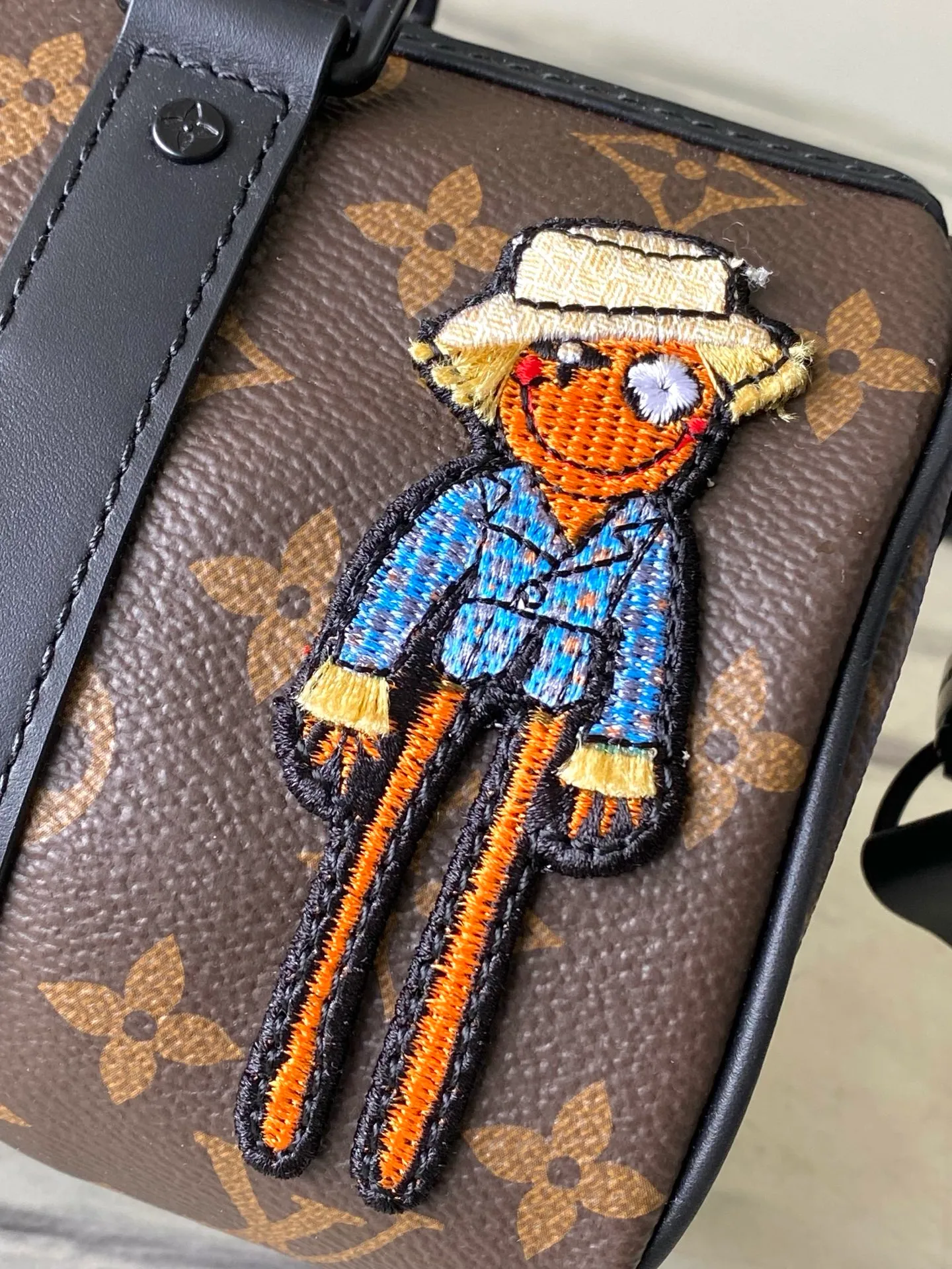 💰840 Top Original M80201 This Keepall Nano men's handbag is a compact version of the brand's original soft travel bag launched in 1930, combining Monogram canvas with black matte leather. A pop of neon orange next to the edge of the zipper makes this classic look pop. The embroidered patches feature cartoon characters from the “Zoom with friends” animated short created by menswear artistic director Virgil Abloh. Dimensions: 12 x 21 x 9 cm