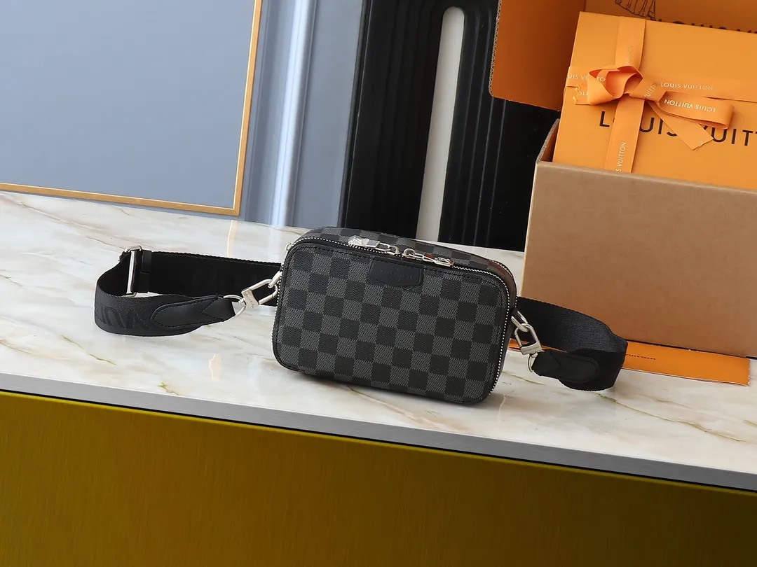 💰240💰Upgraded from the original M81260 M80741 M59161 Alpha Wearable handbag combines Monogram Eclipse coated canvas and leather trim, with wide mouth opening and side gussets for easy access, suitable for storing mobile phones and wallets, etc. The detachable and adjustable shoulder strap allows for a variety of carrying options. Dimensions: 18.5×11×6.5cm