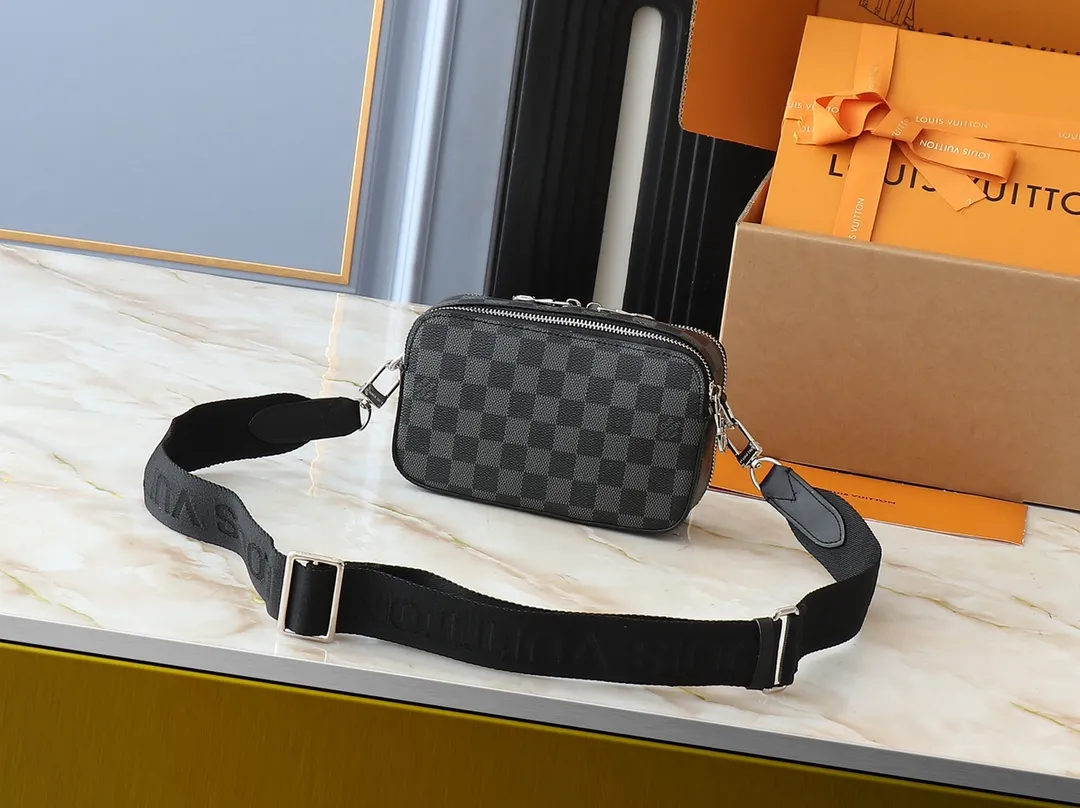 💰240💰Upgraded from the original M81260 M80741 M59161 Alpha Wearable handbag combines Monogram Eclipse coated canvas and leather trim, with wide mouth opening and side gussets for easy access, suitable for storing mobile phones and wallets, etc. The detachable and adjustable shoulder strap allows for a variety of carrying options. Dimensions: 18.5×11×6.5cm