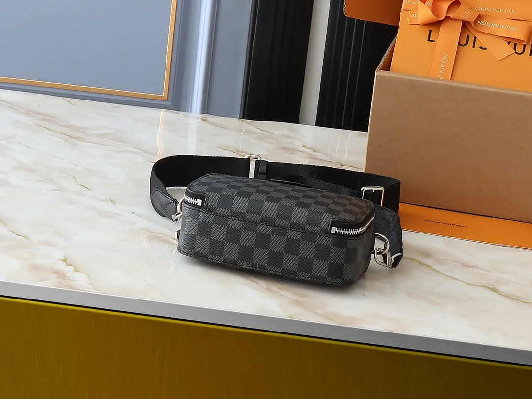 💰240💰Upgraded from the original M81260 M80741 M59161 Alpha Wearable handbag combines Monogram Eclipse coated canvas and leather trim, with wide mouth opening and side gussets for easy access, suitable for storing mobile phones and wallets, etc. The detachable and adjustable shoulder strap allows for a variety of carrying options. Dimensions: 18.5×11×6.5cm