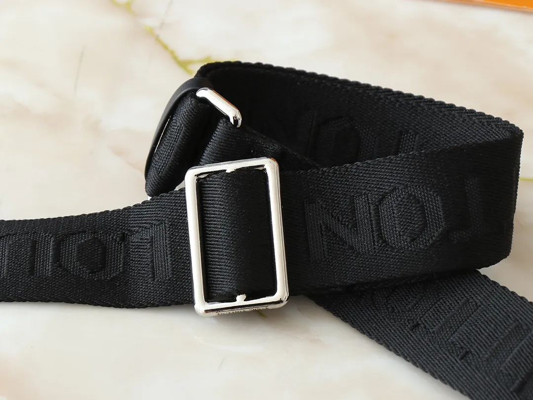 💰240💰Upgraded from the original M81260 M80741 M59161 Alpha Wearable handbag combines Monogram Eclipse coated canvas and leather trim, with wide mouth opening and side gussets for easy access, suitable for storing mobile phones and wallets, etc. The detachable and adjustable shoulder strap allows for a variety of carrying options. Dimensions: 18.5×11×6.5cm