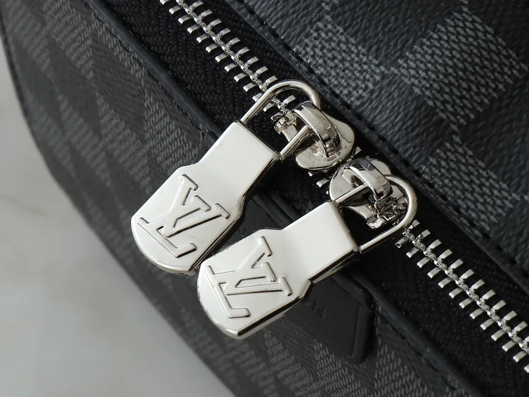 💰240💰Upgraded from the original M81260 M80741 M59161 Alpha Wearable handbag combines Monogram Eclipse coated canvas and leather trim, with wide mouth opening and side gussets for easy access, suitable for storing mobile phones and wallets, etc. The detachable and adjustable shoulder strap allows for a variety of carrying options. Dimensions: 18.5×11×6.5cm