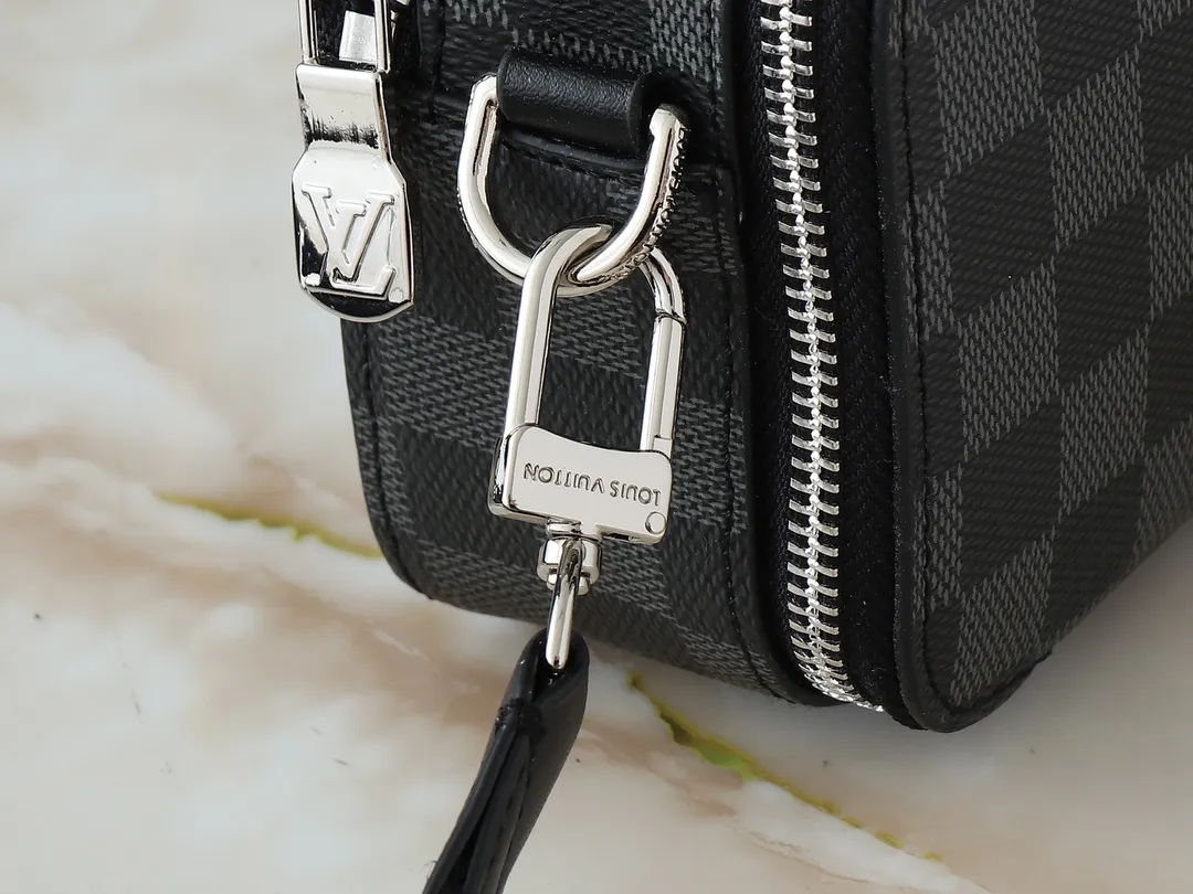 💰240💰Upgraded from the original M81260 M80741 M59161 Alpha Wearable handbag combines Monogram Eclipse coated canvas and leather trim, with wide mouth opening and side gussets for easy access, suitable for storing mobile phones and wallets, etc. The detachable and adjustable shoulder strap allows for a variety of carrying options. Dimensions: 18.5×11×6.5cm