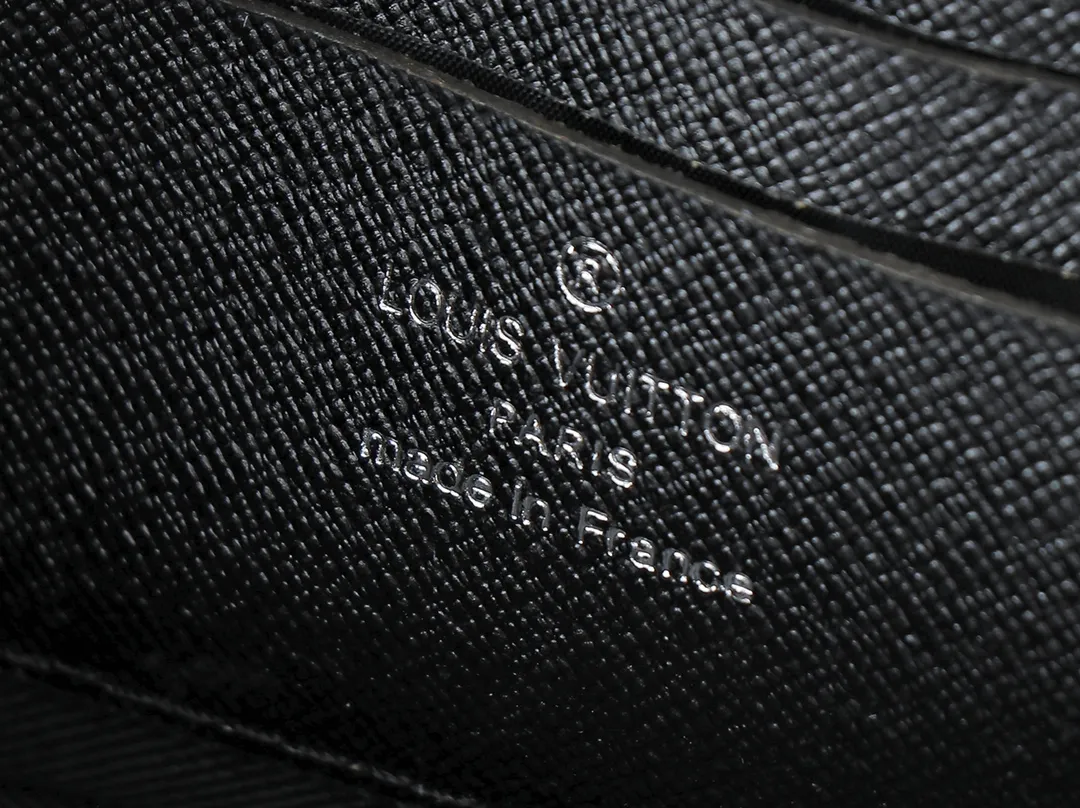💰240💰Upgraded from the original M81260 M80741 M59161 Alpha Wearable handbag combines Monogram Eclipse coated canvas and leather trim, with wide mouth opening and side gussets for easy access, suitable for storing mobile phones and wallets, etc. The detachable and adjustable shoulder strap allows for a variety of carrying options. Dimensions: 18.5×11×6.5cm