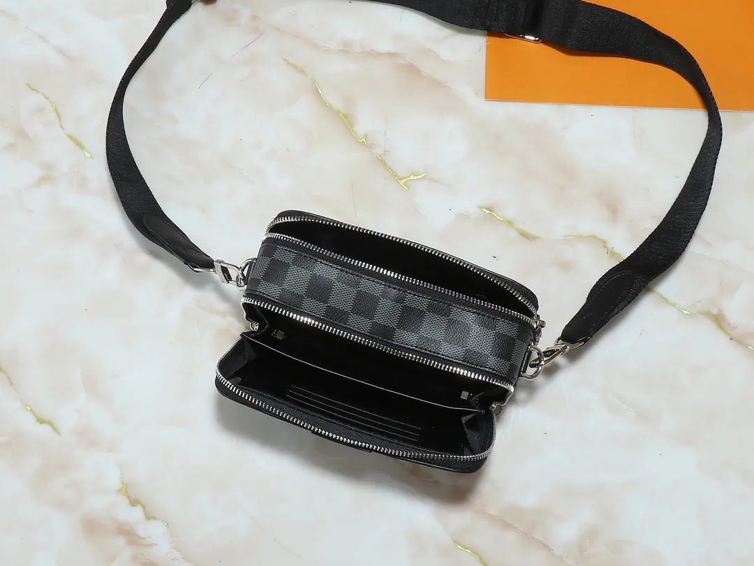 💰240💰Upgraded from the original M81260 M80741 M59161 Alpha Wearable handbag combines Monogram Eclipse coated canvas and leather trim, with wide mouth opening and side gussets for easy access, suitable for storing mobile phones and wallets, etc. The detachable and adjustable shoulder strap allows for a variety of carrying options. Dimensions: 18.5×11×6.5cm