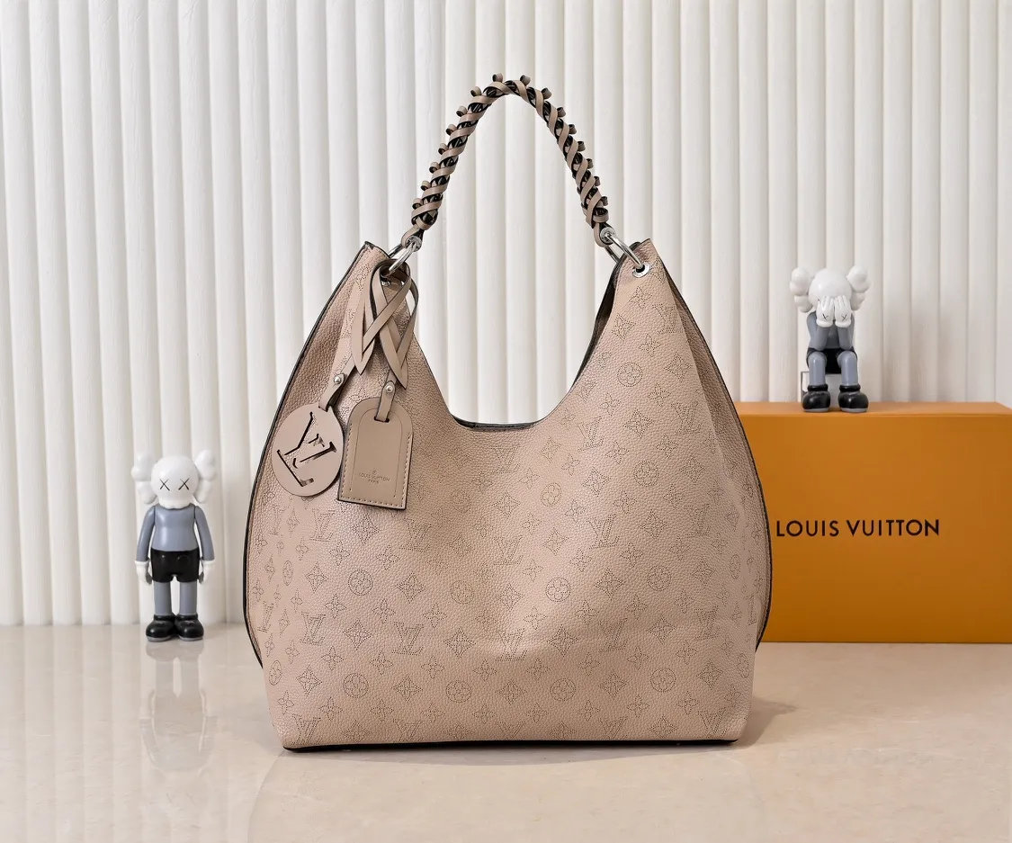 Batch 300💰 Upgraded original M53188 six-color ready stock. This bag is made of imported granular Taurillon calfskin. Its fashionable silhouette is very youthful. The full leather punched braided wrist double tag women's shoulder bag is particularly beautiful when carried casually on the shoulder. The oversized shiny palladium copper twist lock seal adds an avant-garde atmosphere. Dimensions: 35.0 x 40.0 x 17.0 cm