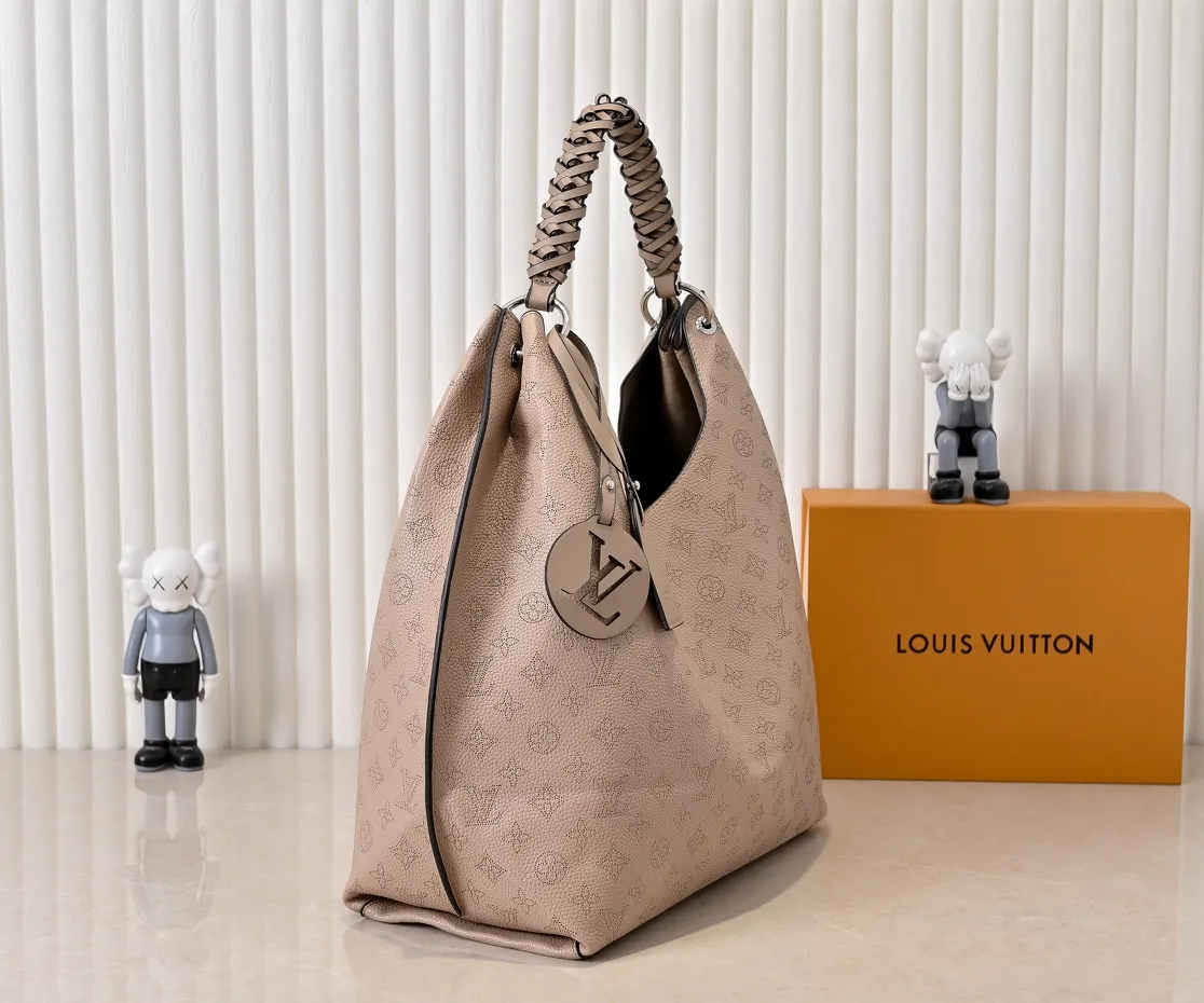 Batch 300💰 Upgraded original M53188 six-color ready stock. This bag is made of imported granular Taurillon calfskin. Its fashionable silhouette is very youthful. The full leather punched braided wrist double tag women's shoulder bag is particularly beautiful when carried casually on the shoulder. The oversized shiny palladium copper twist lock seal adds an avant-garde atmosphere. Dimensions: 35.0 x 40.0 x 17.0 cm