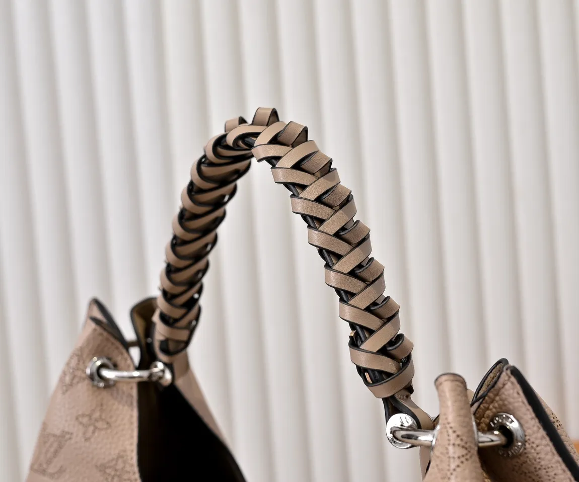 Batch 300💰 Upgraded original M53188 six-color ready stock. This bag is made of imported granular Taurillon calfskin. Its fashionable silhouette is very youthful. The full leather punched braided wrist double tag women's shoulder bag is particularly beautiful when carried casually on the shoulder. The oversized shiny palladium copper twist lock seal adds an avant-garde atmosphere. Dimensions: 35.0 x 40.0 x 17.0 cm