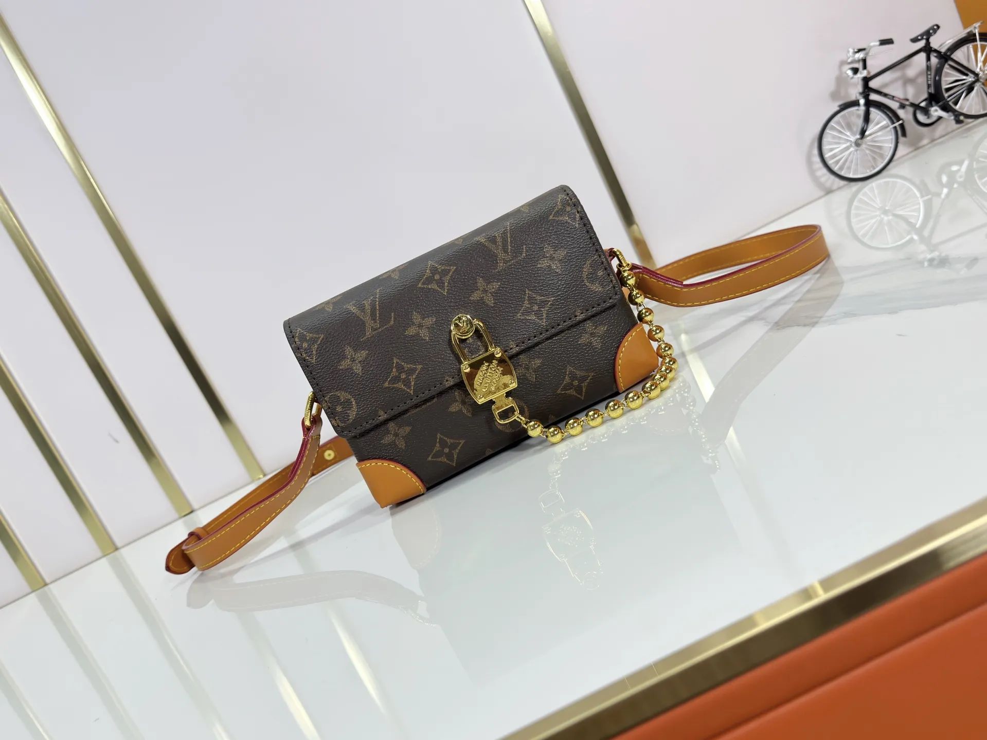 P220 Upgraded original M14738 This Steamer mini handbag is made of Monogram canvas, with distressed cow leather trim and dazzling metal parts. The new square lock snaps back to Pharrell Williams' signature Damier pattern, the delicate key connects to the intricate beaded chain, and the adjustable shoulder strap allows for shoulder or cross-body wear. Dimensions: 18 × 11 × 6.5 cm