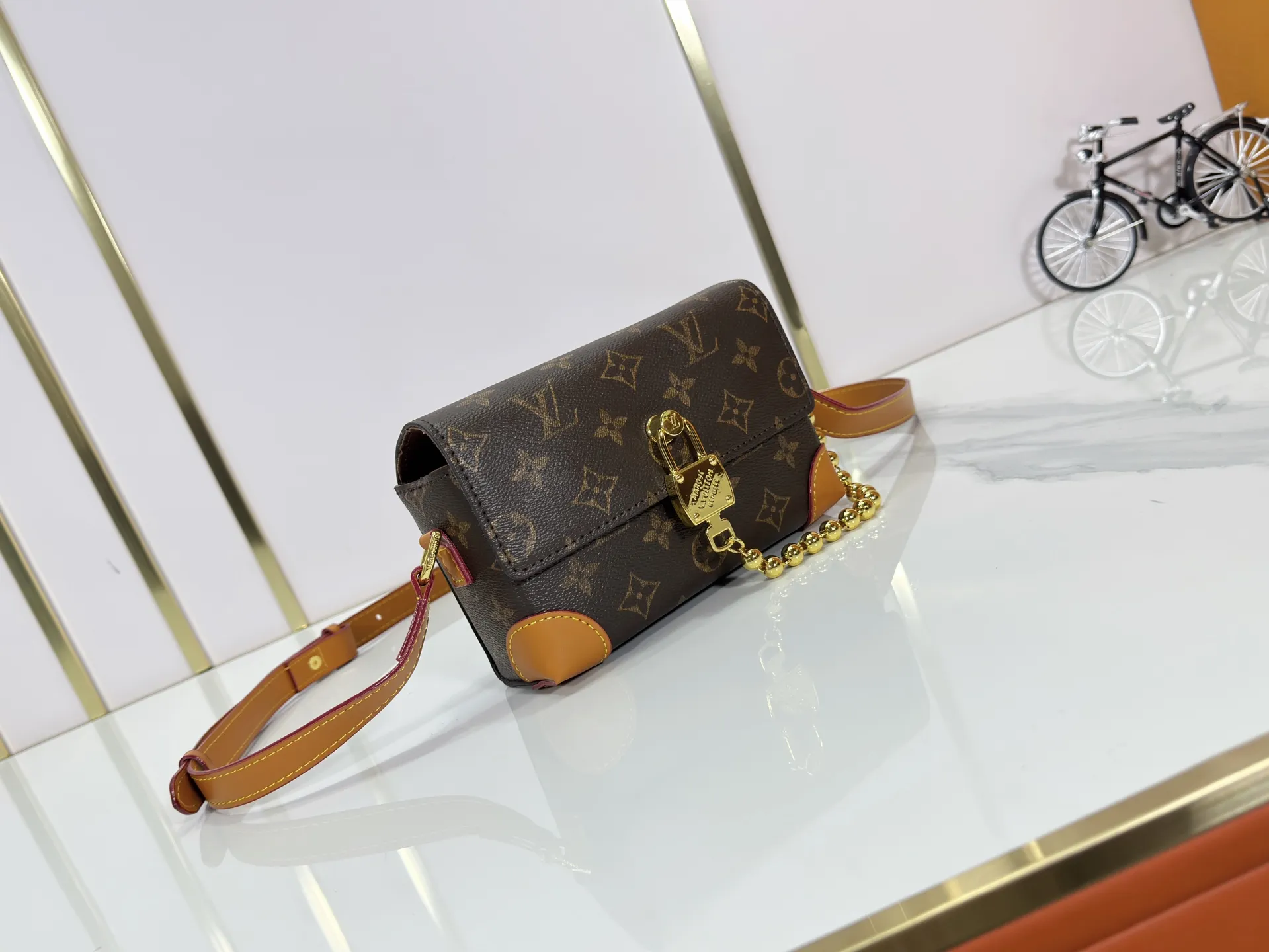 P220 Upgraded original M14738 This Steamer mini handbag is made of Monogram canvas, with distressed cow leather trim and dazzling metal parts. The new square lock snaps back to Pharrell Williams' signature Damier pattern, the delicate key connects to the intricate beaded chain, and the adjustable shoulder strap allows for shoulder or cross-body wear. Dimensions: 18 × 11 × 6.5 cm