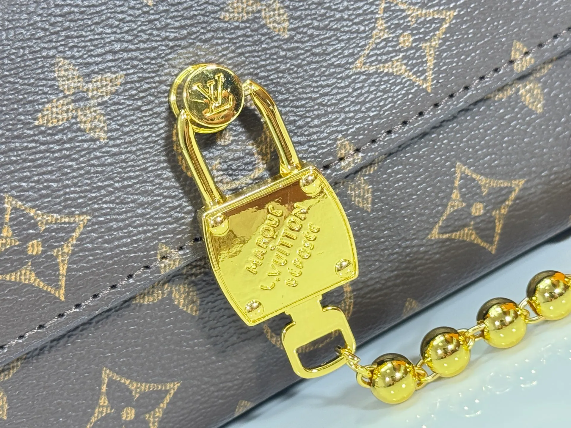P220 Upgraded original M14738 This Steamer mini handbag is made of Monogram canvas, with distressed cow leather trim and dazzling metal parts. The new square lock snaps back to Pharrell Williams' signature Damier pattern, the delicate key connects to the intricate beaded chain, and the adjustable shoulder strap allows for shoulder or cross-body wear. Dimensions: 18 × 11 × 6.5 cm