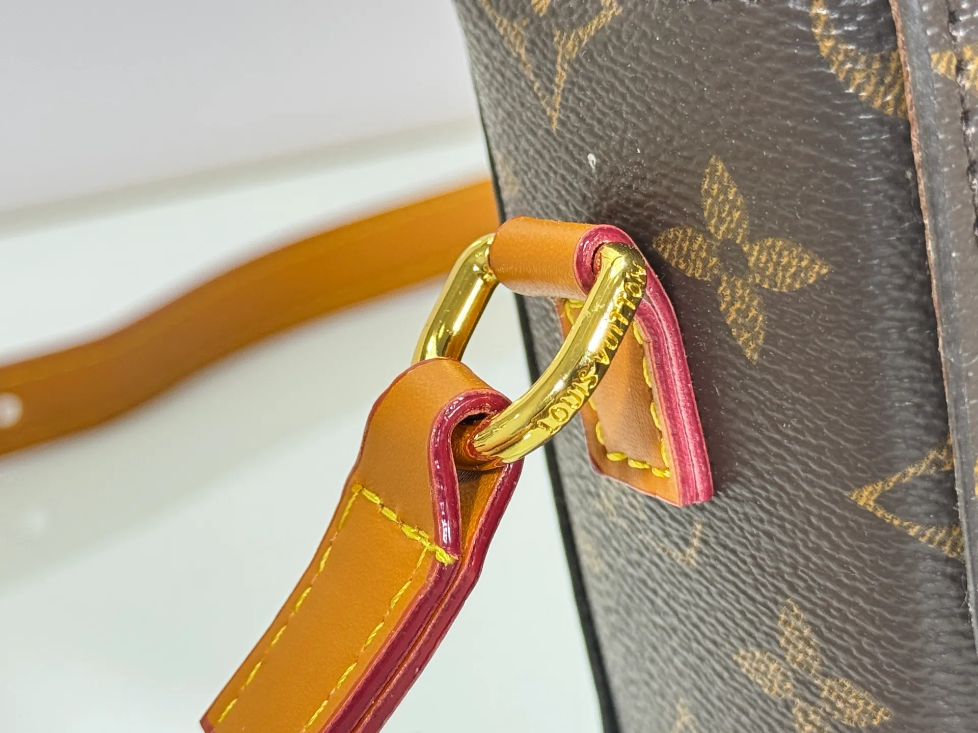 P220 Upgraded original M14738 This Steamer mini handbag is made of Monogram canvas, with distressed cow leather trim and dazzling metal parts. The new square lock snaps back to Pharrell Williams' signature Damier pattern, the delicate key connects to the intricate beaded chain, and the adjustable shoulder strap allows for shoulder or cross-body wear. Dimensions: 18 × 11 × 6.5 cm