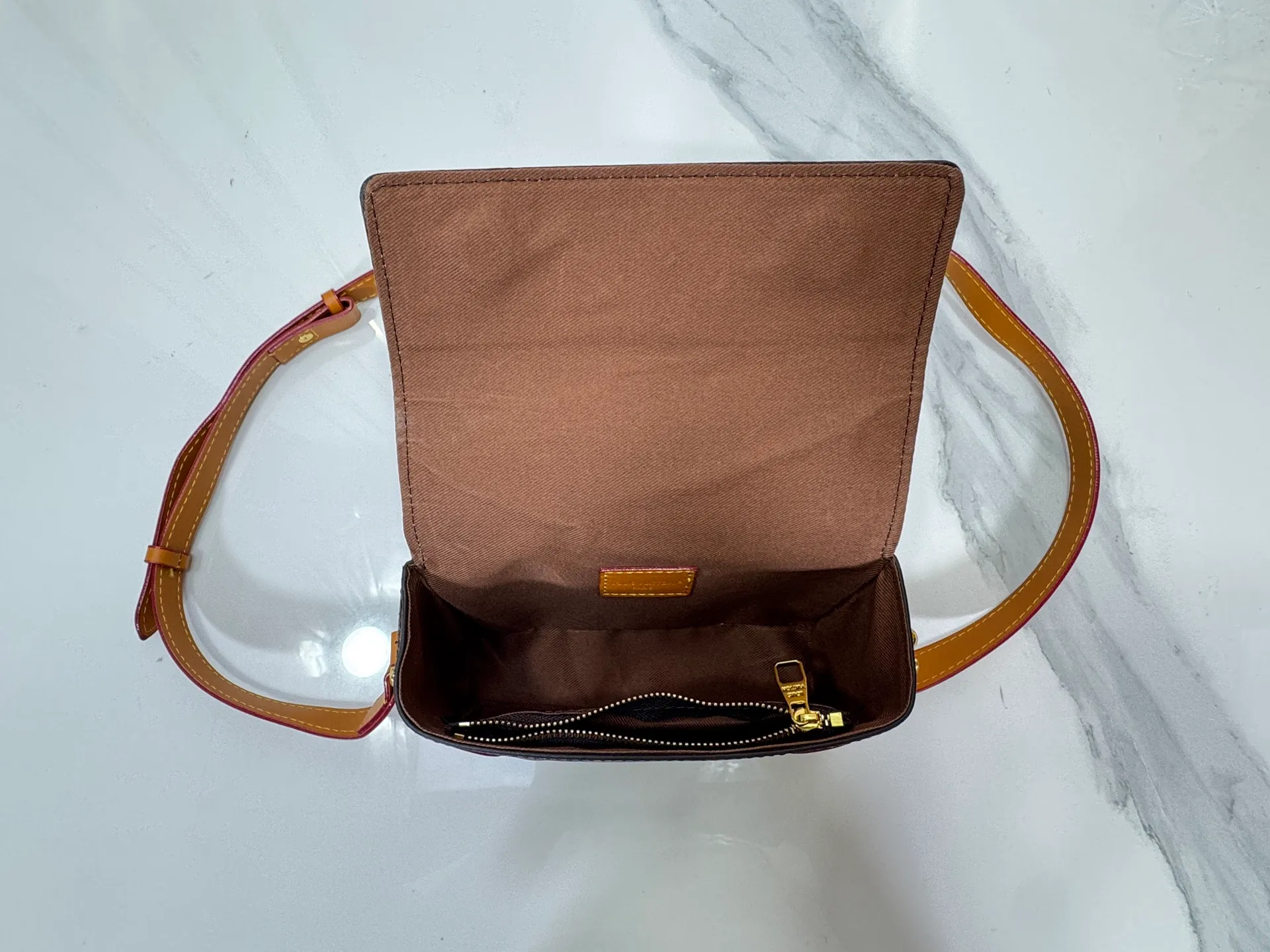 P220 Upgraded original M14738 This Steamer mini handbag is made of Monogram canvas, with distressed cow leather trim and dazzling metal parts. The new square lock snaps back to Pharrell Williams' signature Damier pattern, the delicate key connects to the intricate beaded chain, and the adjustable shoulder strap allows for shoulder or cross-body wear. Dimensions: 18 × 11 × 6.5 cm
