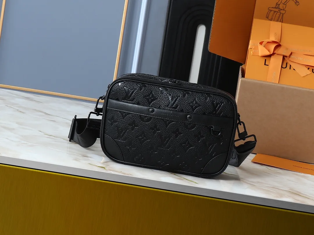 💰260💰Upgraded from the original M31069 M46955 M31014 M31016 nano alpha handbag, the monogram shadow leather is subtly embossed with the monogram pattern, making the compact structure show elegance. Black leather rivets with black floral pattern, two corners wrapped compartments on the front, box bag, camera bag, shoulder bag oo[handshake][handshake] rivet elements are marked with brand imprints, zipper compartments and external patch pockets are convenient for storing daily needs, and the detachable and adjustable leather shoulder strap allows for comfortable carrying. 24 x 16 x 8 cm (length x height x width)