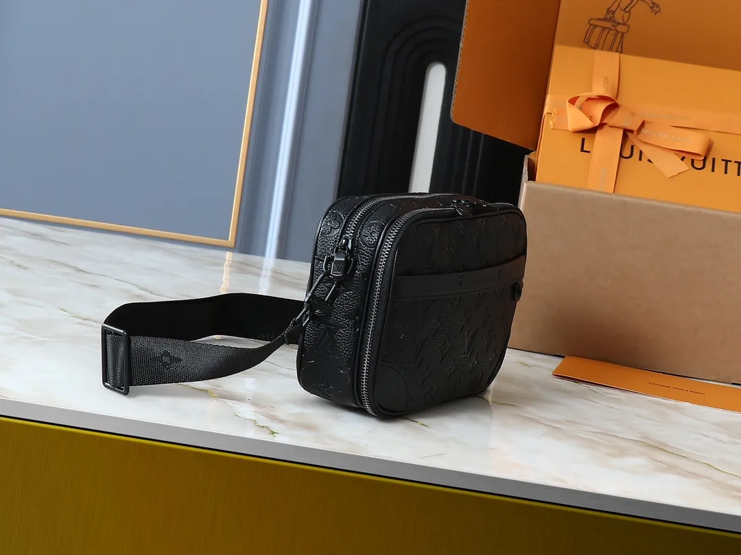 💰260💰Upgraded from the original M31069 M46955 M31014 M31016 nano alpha handbag, the monogram shadow leather is subtly embossed with the monogram pattern, making the compact structure show elegance. Black leather rivets with black floral pattern, two corners wrapped compartments on the front, box bag, camera bag, shoulder bag oo[handshake][handshake] rivet elements are marked with brand imprints, zipper compartments and external patch pockets are convenient for storing daily needs, and the detachable and adjustable leather shoulder strap allows for comfortable carrying. 24 x 16 x 8 cm (length x height x width)
