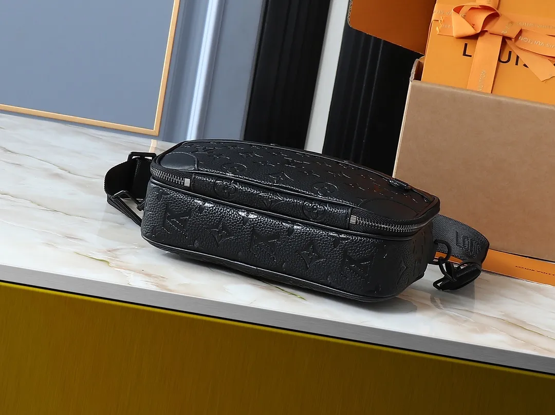 💰260💰Upgraded from the original M31069 M46955 M31014 M31016 nano alpha handbag, the monogram shadow leather is subtly embossed with the monogram pattern, making the compact structure show elegance. Black leather rivets with black floral pattern, two corners wrapped compartments on the front, box bag, camera bag, shoulder bag oo[handshake][handshake] rivet elements are marked with brand imprints, zipper compartments and external patch pockets are convenient for storing daily needs, and the detachable and adjustable leather shoulder strap allows for comfortable carrying. 24 x 16 x 8 cm (length x height x width)