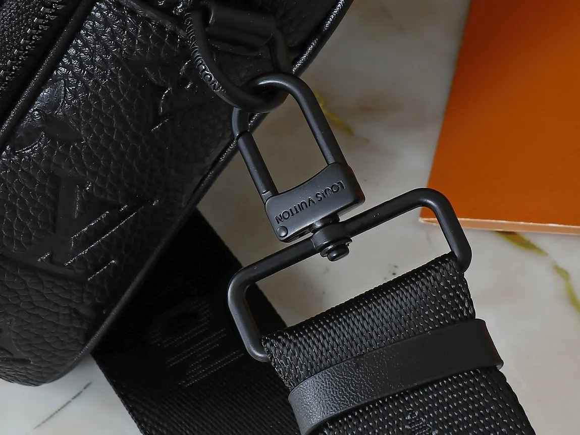 💰260💰Upgraded from the original M31069 M46955 M31014 M31016 nano alpha handbag, the monogram shadow leather is subtly embossed with the monogram pattern, making the compact structure show elegance. Black leather rivets with black floral pattern, two corners wrapped compartments on the front, box bag, camera bag, shoulder bag oo[handshake][handshake] rivet elements are marked with brand imprints, zipper compartments and external patch pockets are convenient for storing daily needs, and the detachable and adjustable leather shoulder strap allows for comfortable carrying. 24 x 16 x 8 cm (length x height x width)