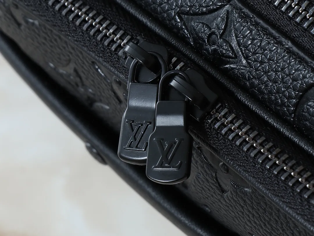 💰260💰Upgraded from the original M31069 M46955 M31014 M31016 nano alpha handbag, the monogram shadow leather is subtly embossed with the monogram pattern, making the compact structure show elegance. Black leather rivets with black floral pattern, two corners wrapped compartments on the front, box bag, camera bag, shoulder bag oo[handshake][handshake] rivet elements are marked with brand imprints, zipper compartments and external patch pockets are convenient for storing daily needs, and the detachable and adjustable leather shoulder strap allows for comfortable carrying. 24 x 16 x 8 cm (length x height x width)