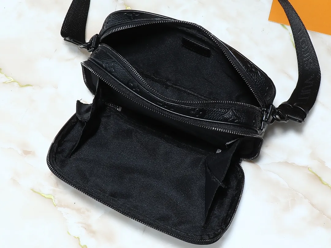 💰260💰Upgraded from the original M31069 M46955 M31014 M31016 nano alpha handbag, the monogram shadow leather is subtly embossed with the monogram pattern, making the compact structure show elegance. Black leather rivets with black floral pattern, two corners wrapped compartments on the front, box bag, camera bag, shoulder bag oo[handshake][handshake] rivet elements are marked with brand imprints, zipper compartments and external patch pockets are convenient for storing daily needs, and the detachable and adjustable leather shoulder strap allows for comfortable carrying. 24 x 16 x 8 cm (length x height x width)