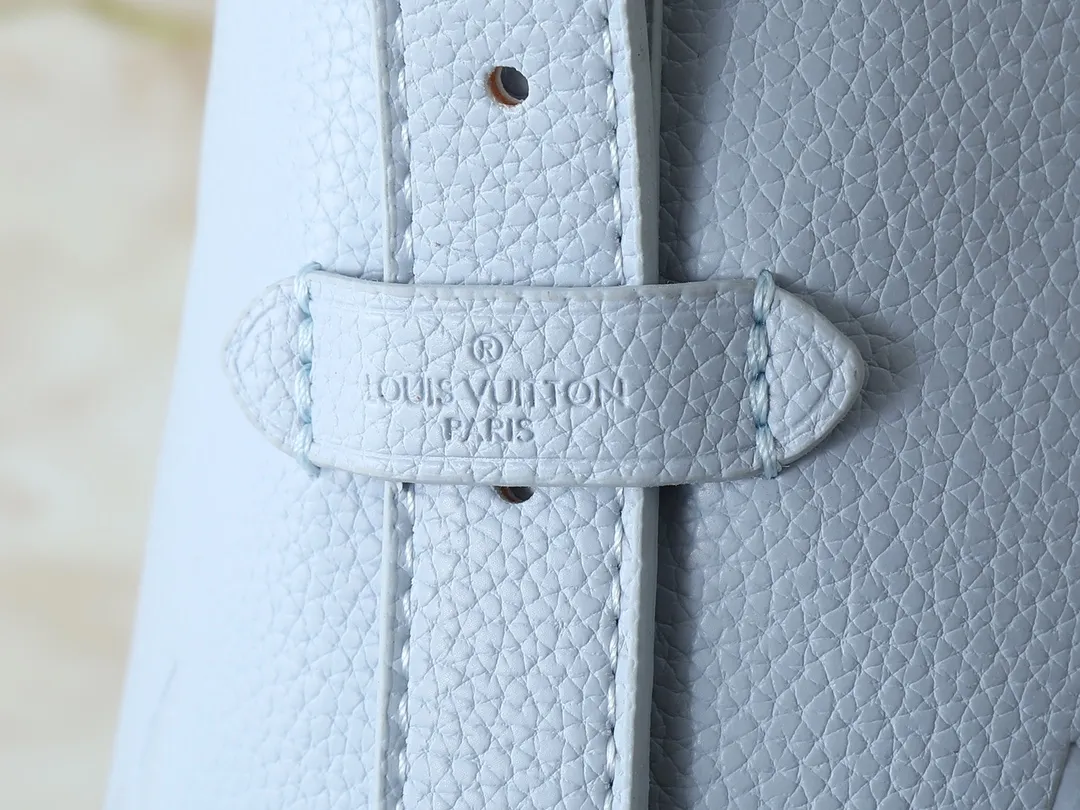 💰240💰Upgraded from the original M24141 M46288 M46293 M46277 M46298 M46203 CarryAll small handbag is made of Mono gram Empreinte embossed leather. It has a generous structure and a neat inner layer. The large inner bag adds functional elements. Comes with a Monogram embossed zipper clutch secured by a leather strap. A personal companion for urban life. Dimensions 29 x 24 x 12 cm (length x height x width)