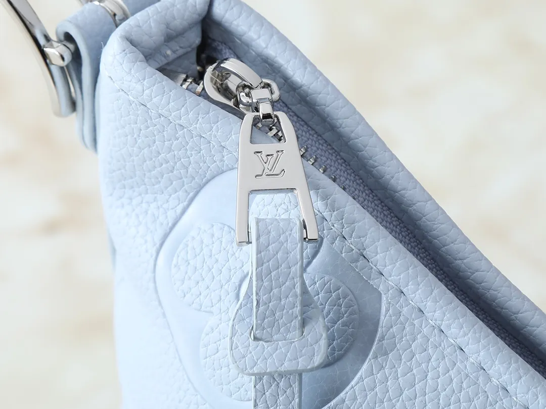 💰240💰Upgraded from the original M24141 M46288 M46293 M46277 M46298 M46203 CarryAll small handbag is made of Mono gram Empreinte embossed leather. It has a generous structure and a neat inner layer. The large inner bag adds functional elements. Comes with a Monogram embossed zipper clutch secured by a leather strap. A personal companion for urban life. Dimensions 29 x 24 x 12 cm (length x height x width)