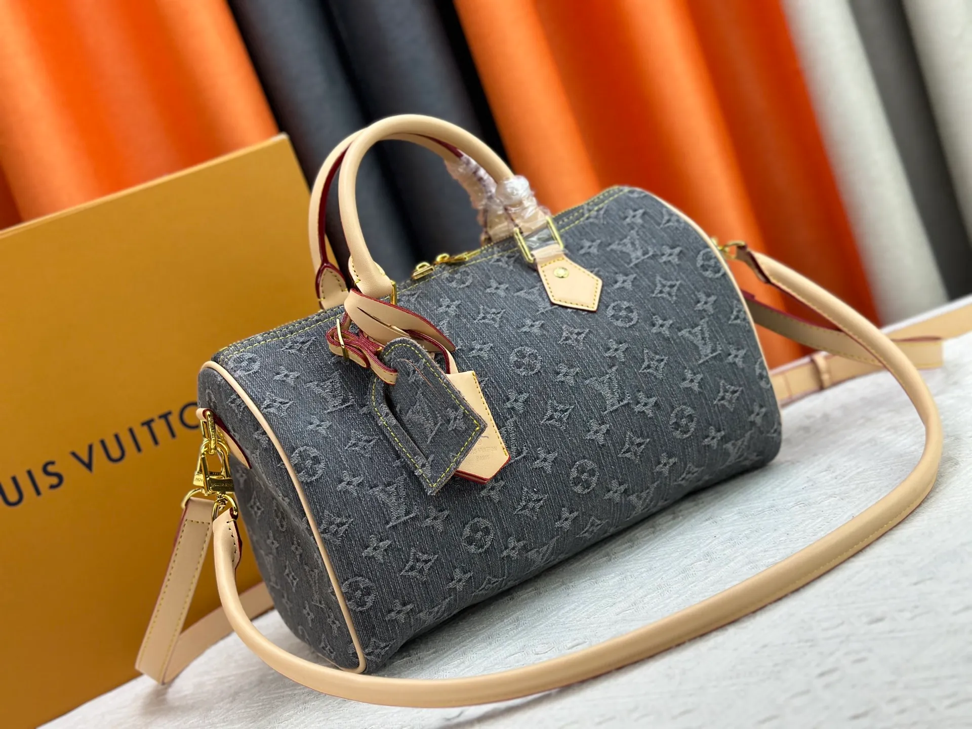P300 M13443 M40391 Denim denim Louis Vuitton collaborated with Takashi Murakami for the first time and launched the classic "Color Monogram" series, which immediately triggered a trend storm. Based on the denim denim design launched in 2005, cherry elements are integrated into LV's classic Monogram canvas, showing the perfect combination of art and fashion. Size: 30x21x17