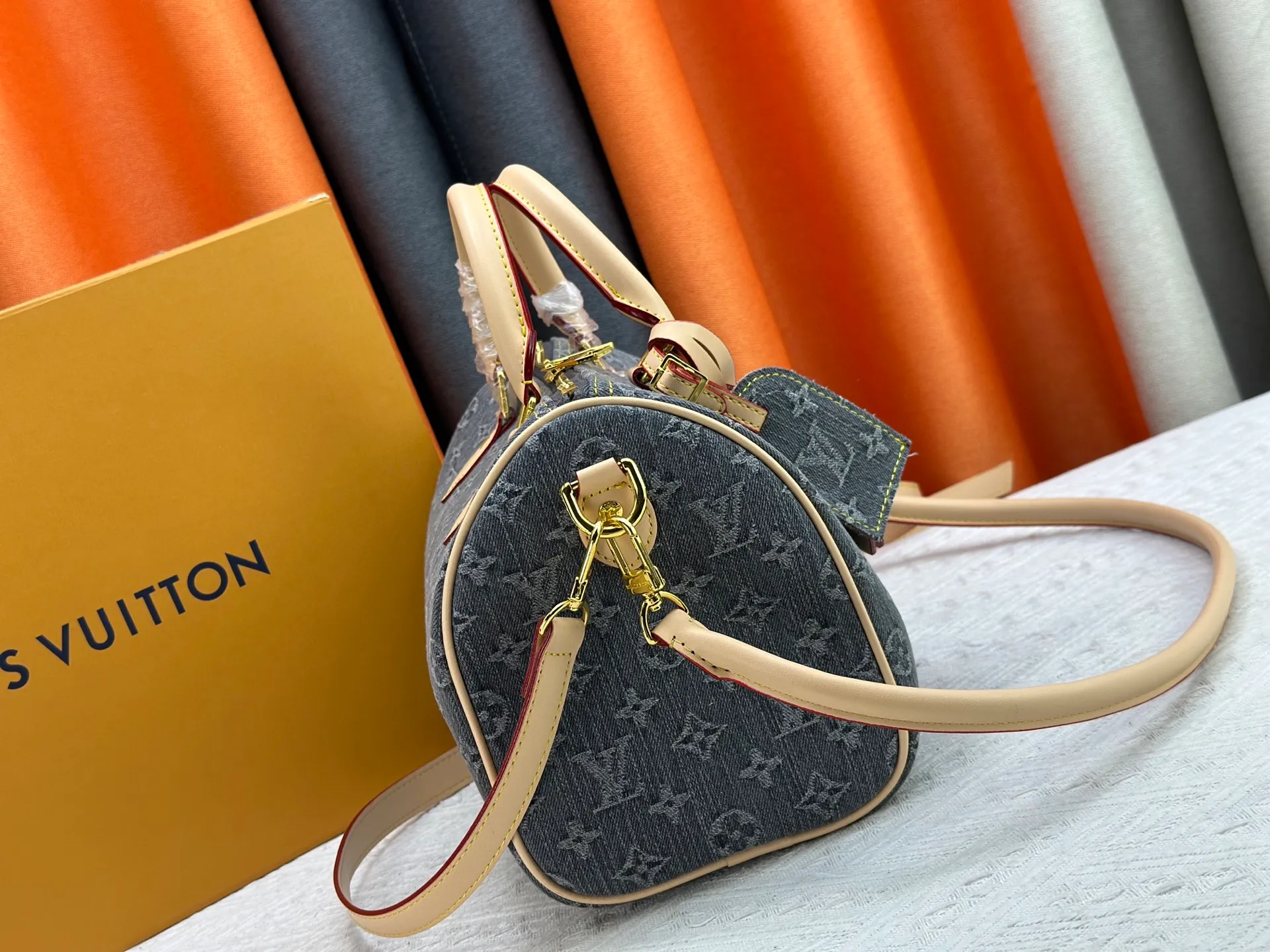 P300 M13443 M40391 Denim denim Louis Vuitton collaborated with Takashi Murakami for the first time and launched the classic "Color Monogram" series, which immediately triggered a trend storm. Based on the denim denim design launched in 2005, cherry elements are integrated into LV's classic Monogram canvas, showing the perfect combination of art and fashion. Size: 30x21x17