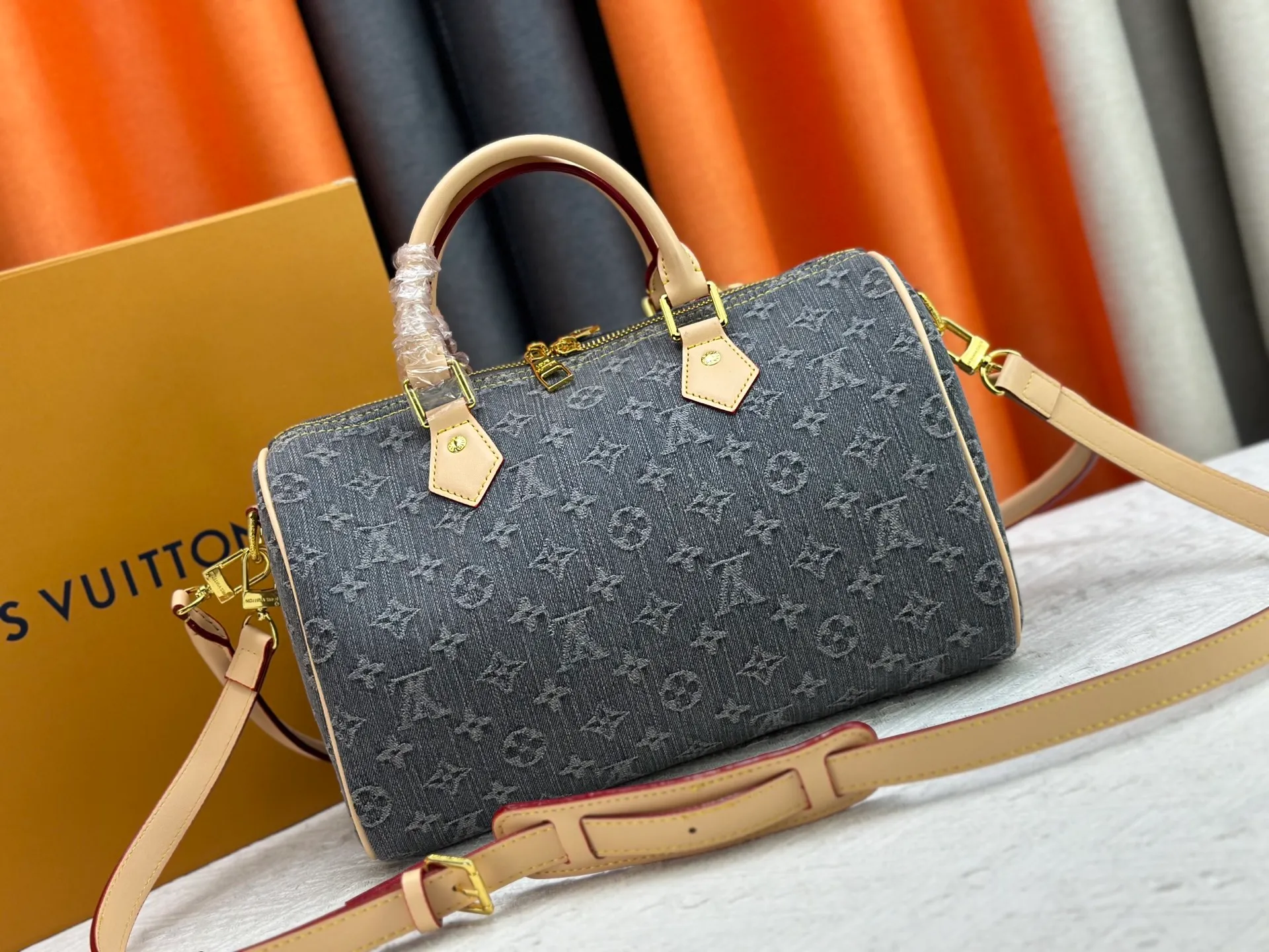 P300 M13443 M40391 Denim denim Louis Vuitton collaborated with Takashi Murakami for the first time and launched the classic "Color Monogram" series, which immediately triggered a trend storm. Based on the denim denim design launched in 2005, cherry elements are integrated into LV's classic Monogram canvas, showing the perfect combination of art and fashion. Size: 30x21x17