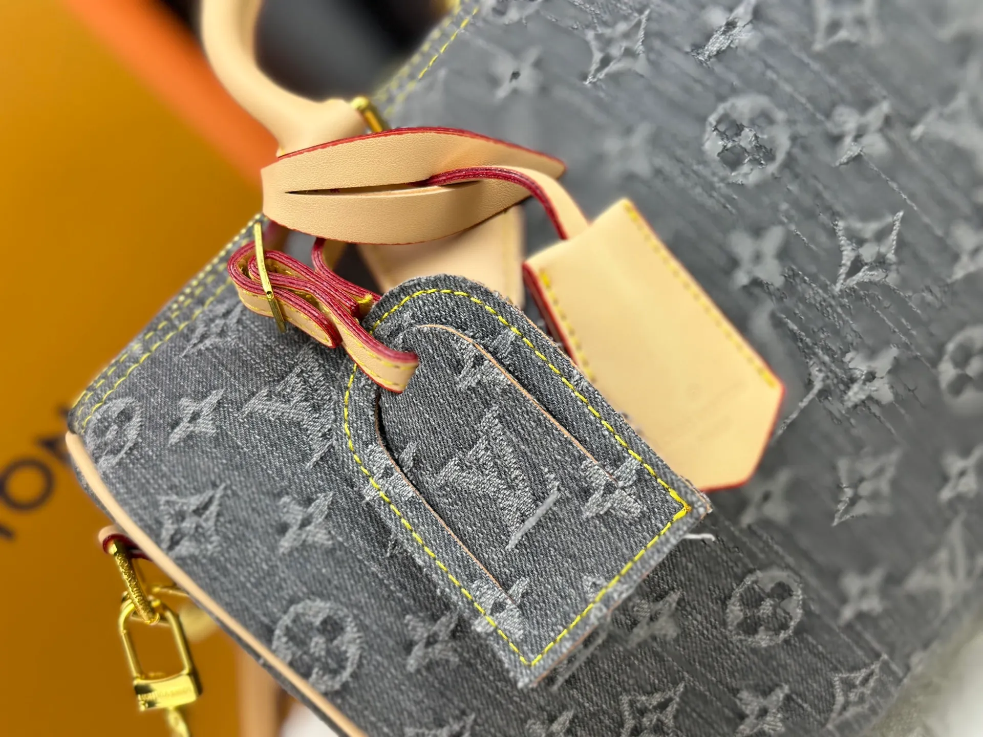 P300 M13443 M40391 Denim denim Louis Vuitton collaborated with Takashi Murakami for the first time and launched the classic "Color Monogram" series, which immediately triggered a trend storm. Based on the denim denim design launched in 2005, cherry elements are integrated into LV's classic Monogram canvas, showing the perfect combination of art and fashion. Size: 30x21x17