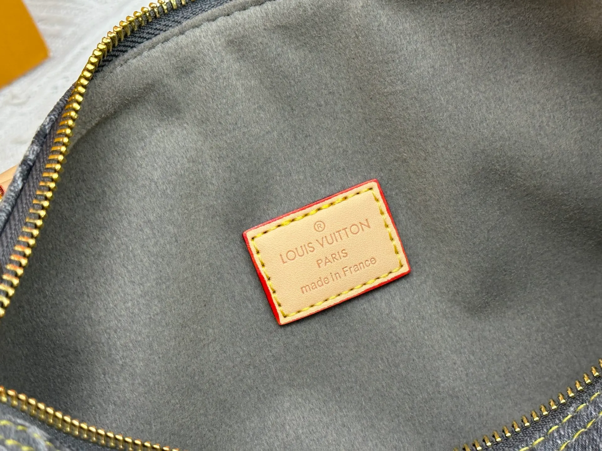 P300 M13443 M40391 Denim denim Louis Vuitton collaborated with Takashi Murakami for the first time and launched the classic "Color Monogram" series, which immediately triggered a trend storm. Based on the denim denim design launched in 2005, cherry elements are integrated into LV's classic Monogram canvas, showing the perfect combination of art and fashion. Size: 30x21x17