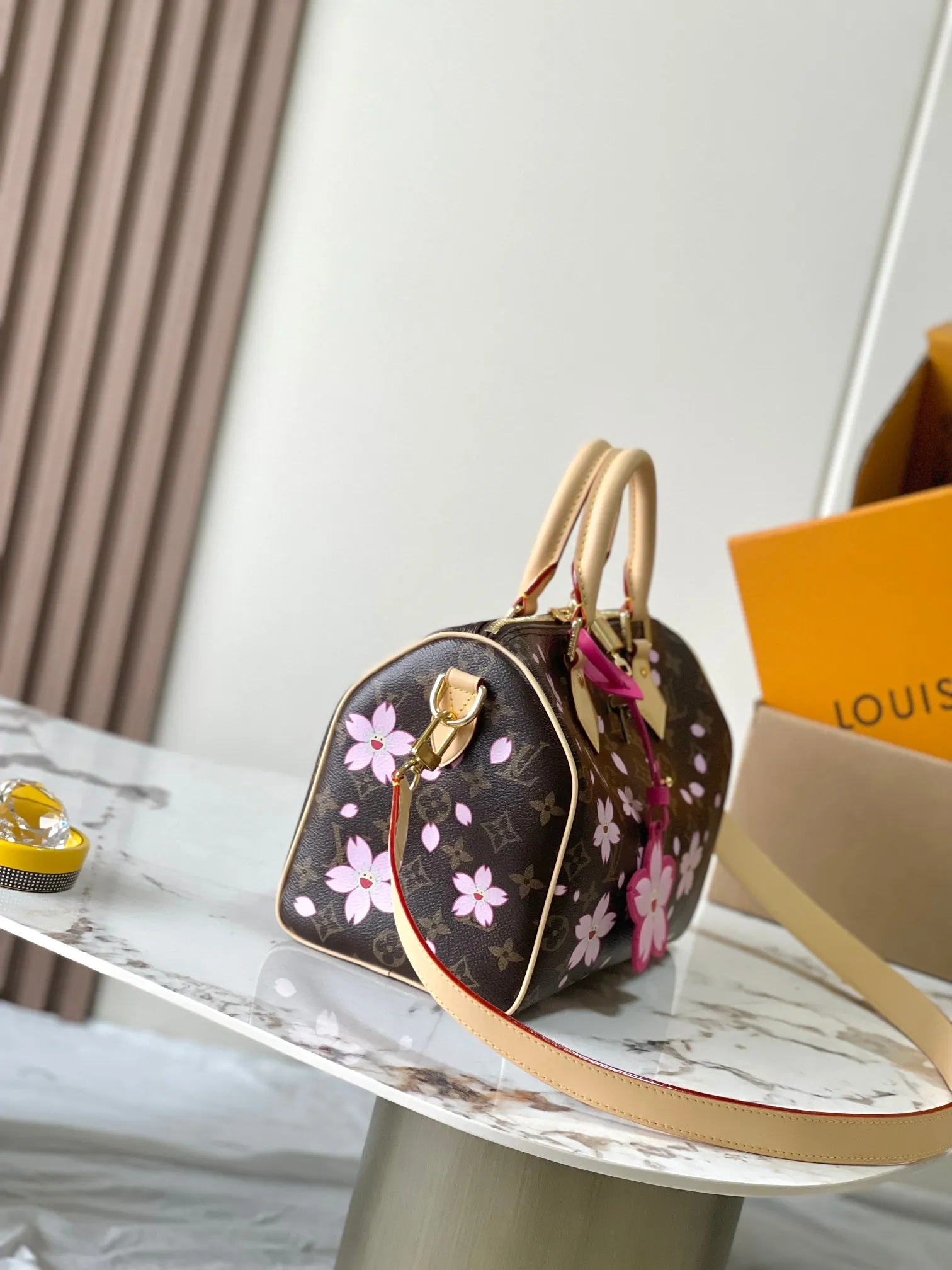 p1940 [Special grade MB original leather] This Speedy Bandoulière 25 handbag Model: M14174 Presbyopia 163C chip version Material: A-grade all-steel hardware, imported original fabric Packaging: Full set of original duty-free MB packaging Dimensions: 19 x 15 x 25 cm