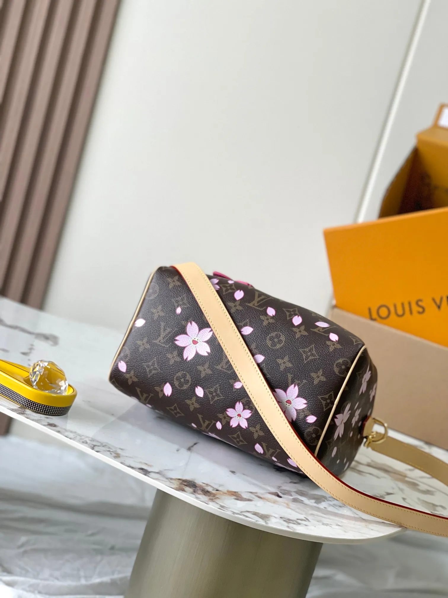 p1940 [Special grade MB original leather] This Speedy Bandoulière 25 handbag Model: M14174 Presbyopia 163C chip version Material: A-grade all-steel hardware, imported original fabric Packaging: Full set of original duty-free MB packaging Dimensions: 19 x 15 x 25 cm