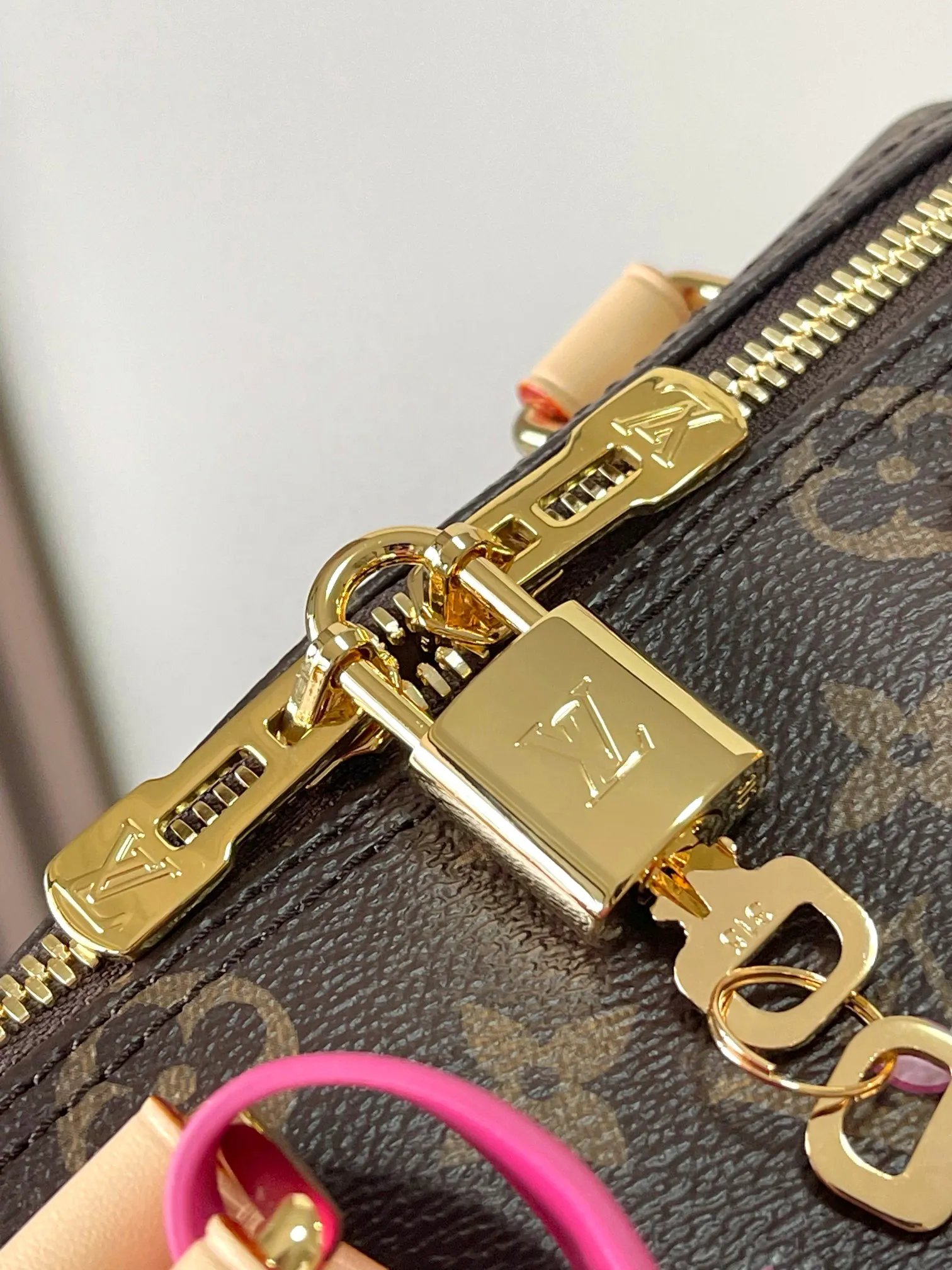 p1940 [Special grade MB original leather] This Speedy Bandoulière 25 handbag Model: M14174 Presbyopia 163C chip version Material: A-grade all-steel hardware, imported original fabric Packaging: Full set of original duty-free MB packaging Dimensions: 19 x 15 x 25 cm