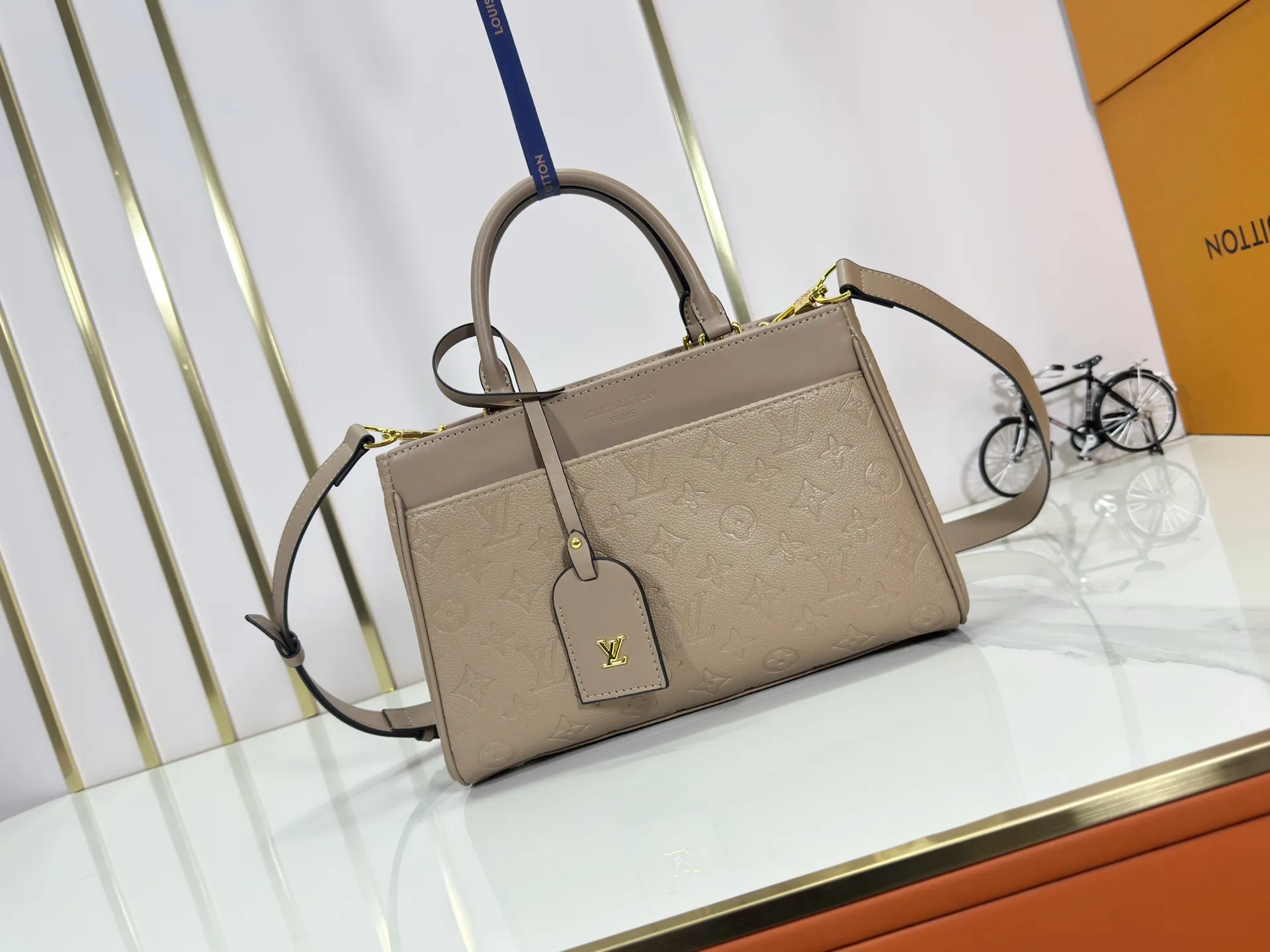 P260 upgraded original M25575 M25577 M15231 City Avenue PM (Avenue PM) combines functionality with elegant silhouette for a fashionable urban lifestyle. A piece that adds a touch of elegance to both everyday and evening looks. A modern tote bag inspired by the elegant streets of Paris. The signature Monogram prefixed leather material is decorated with name patterns and gold hardware design. Fold the handle inside to create a cross-shaped messenger bag. Dimensions: 30 x 19.5 x 12 cm (length x height x width)