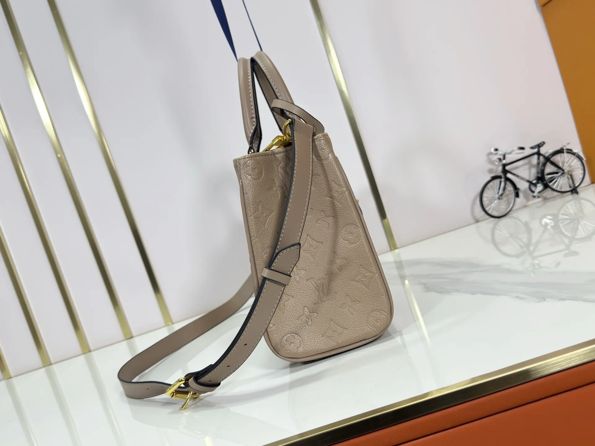 P260 upgraded original M25575 M25577 M15231 City Avenue PM (Avenue PM) combines functionality with elegant silhouette for a fashionable urban lifestyle. A piece that adds a touch of elegance to both everyday and evening looks. A modern tote bag inspired by the elegant streets of Paris. The signature Monogram prefixed leather material is decorated with name patterns and gold hardware design. Fold the handle inside to create a cross-shaped messenger bag. Dimensions: 30 x 19.5 x 12 cm (length x height x width)